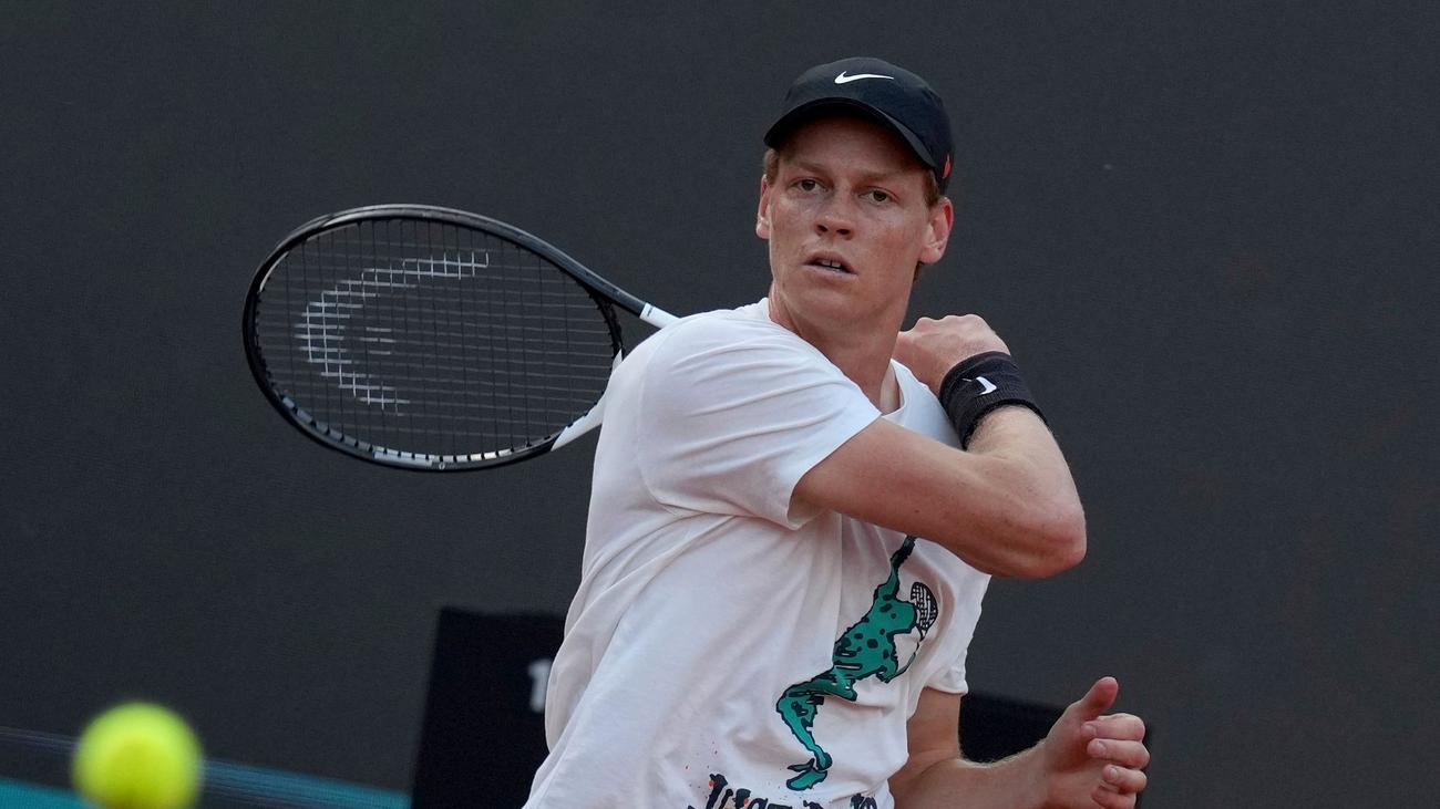 Jannik Sinner, doping, ceza, tenis, Roma, geri dönüş, İtalya, Avustralya Açık, Alexander Zverev, Serena Williams, Novak Djokovic, Carlos Alcaraz, French Open, Roland Garros, Clostebol, spor, haber, röportaj, doping skandalı, tenisseverler, dünya sıralaması, spor mahkemesi, WADA, ITIA, spor hukuku
