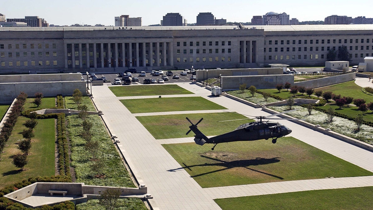 ABD Ordusu, helikopter eğitimi, Pentagon, Washington D.C., Reagan Ulusal Havaalanı (DCA), uçakların pas geçmesi, Black Hawk helikopteri, Federal Havacılık İdaresi (FAA), Ulusal Ulaşım Güvenliği Kurulu (NTSB), Sean Duffy, trafik kontrolü, hava trafiği, kaza, soruşturma, VIP, askeri helikopter, havacılık güvenliği, ulaşım güvenliği, politika, ordu, havacılık
