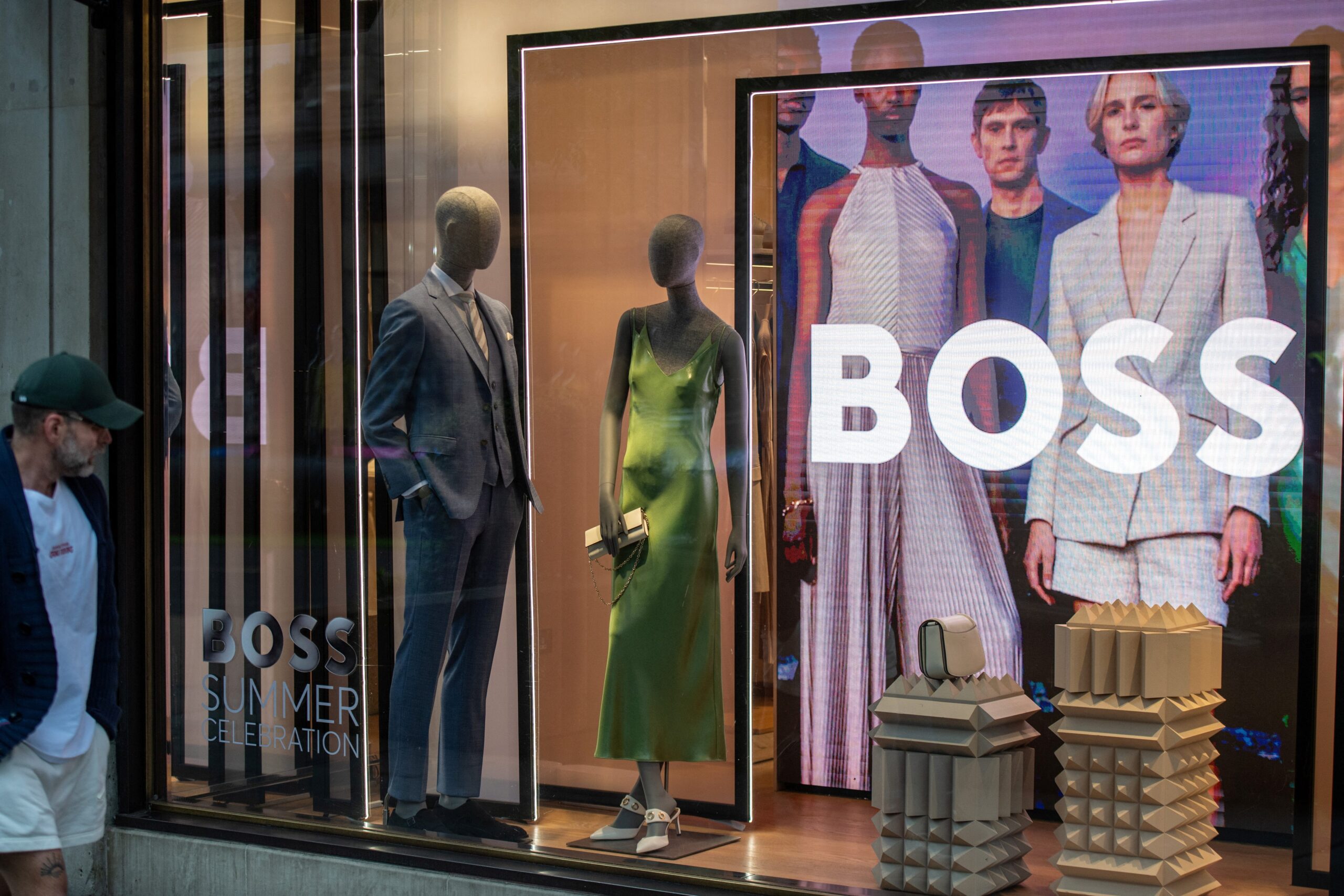 İşte bu makale için bazı meta anahtar kelimeler:

ABD tarifeleri, Avrupa pazarı, perakende, tüketici markaları, Zalando, Hugo Boss, Mattel, Adidas, Temu, Shein, ticaret, uluslararası ticaret, ekonomik etki, fiyat artışları, tüketici harcamaları, tedarik zinciri, üretim, dağıtım, küresel ticaret, Donald Trump, tarifeler, Çin, Avrupa, Amerika Birleşik Devletleri, ithalat, ihracat, rekabet, pazar stratejisi, ekonomik belirsizlik.
