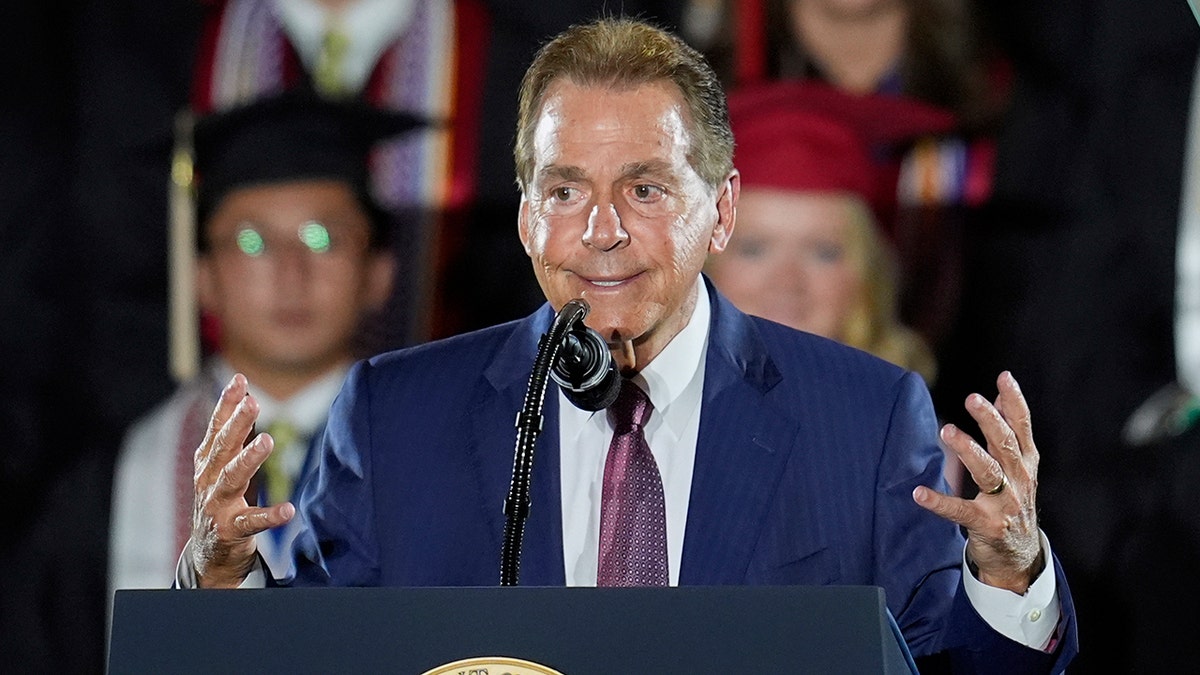 Meta anahtar kelimeler: Nick Saban, Donald Trump, NCAA, isim görüntü benzerliği (NIL), spor, Hagens Berman, dava, antitrust, kolej futbolu, yönetmelik, yasama, icra emri, kolej atletleri, ödeme, anlaşma, Steve Berman.

