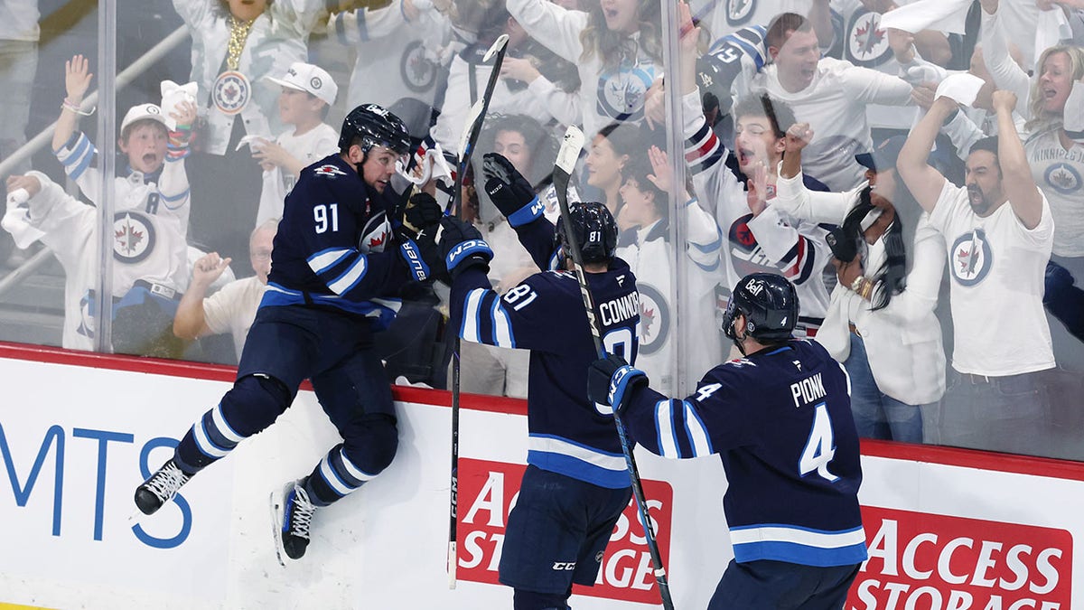 Winnipeg Jets, St. Louis Blues, Stanley Cup Playoffs, Game 7, Adam Lowry, Neal Pionk, Cole Perfetti, Jordan Binnington, Connor Hellebuyck, NHL, Buzzer Beater, Double Overtime, Mikko Rantanen, Dallas Stars, Colorado Avalanche, Western Conference Final, Hokey, Buz Hokeyi, NHL Playoffları, Stanley Kupası, Winnipeg Jets, St. Louis Blues, Adam Lowry, Neal Pionk, Cole Perfetti, Jordan Binnington, Connor Hellebuyck, Mikko Rantanen, Dallas Stars, Colorado Avalanche, Batı Konferansı Finali
