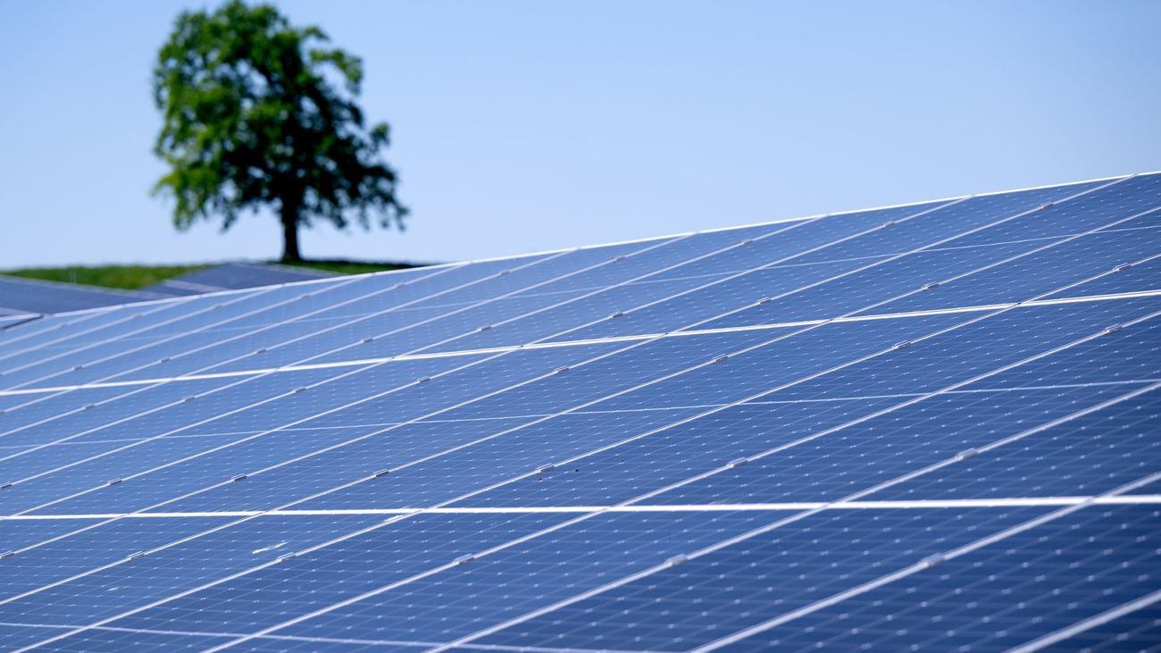 Ohrdruf, güneş enerjisi parkı, fotovoltaik, Thüringen, Gotha, Ohra Energie, Thüringer Energie AG, enerji üretimi, yenilenebilir enerji, güneş enerjisi santrali, balkon güneş enerjisi, güneş paneli, enerji depolama, atık sahası dönüşümü, temiz enerji, sürdürülebilir enerji, Almanya, enerji politikası
