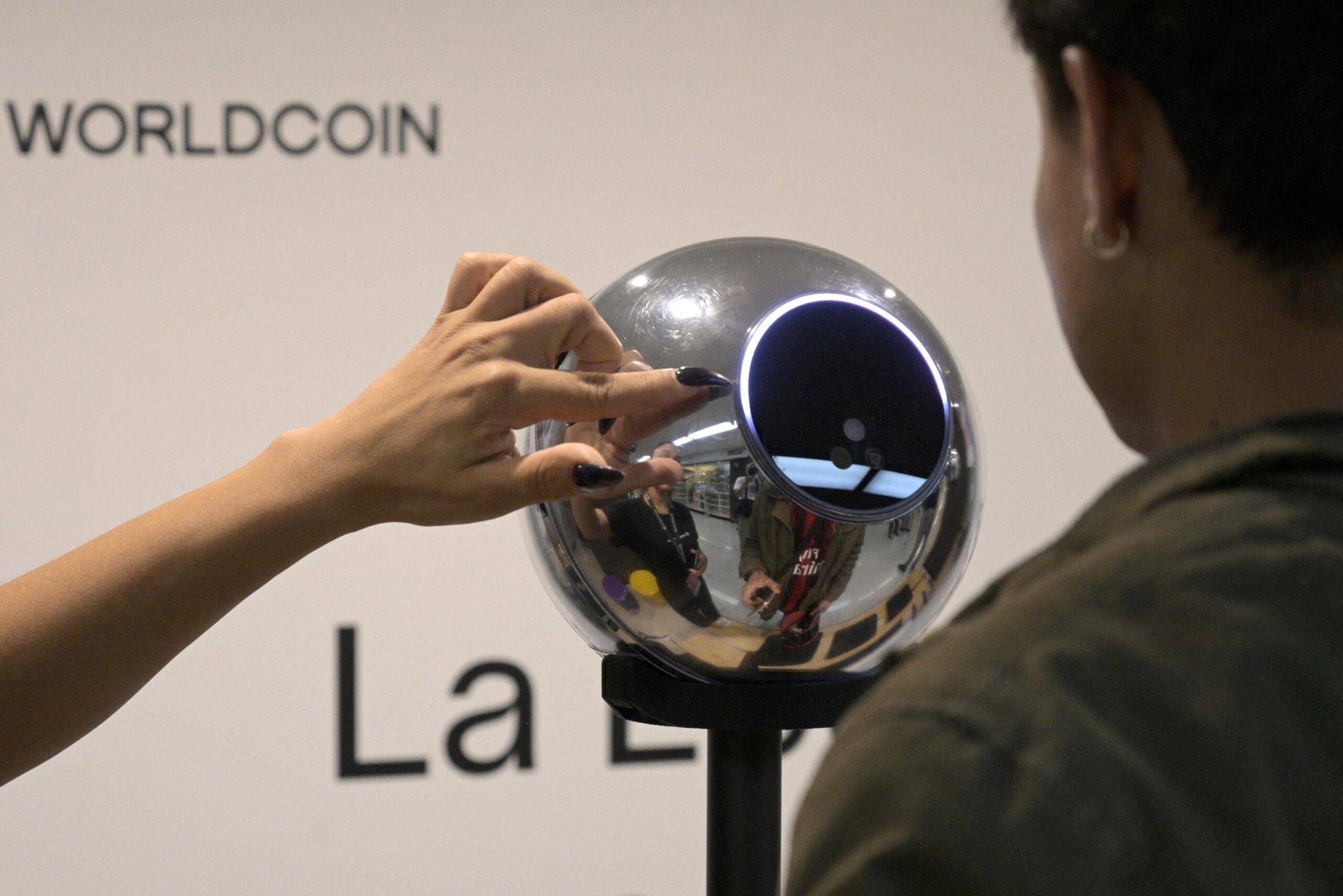 Worldcoin, Sam Altman, OpenAI, Kripto para, Biyometrik veri, İris taraması, Kişisel veri gizliliği, Dijital kimlik, Veri güvenliği, CNIL, KVKK, Yapay zeka, Gelir eşitsizliği, Evrensel temel gelir, Red Square, Tools for Humanity, World ID, WorldApp, Kripto para regülasyonu, Biyometrik kimlik doğrulama, Veri ihlali, Kimlik avı, Siber güvenlik, Gizlilik ihlali, Portekiz CNPD, İspanya veri koruma ajansı, Hindistan, Hong Kong, Brezilya, Endonezya, Visa, Match Group, Meetic, Razer, myDID, Frédéric Martin

