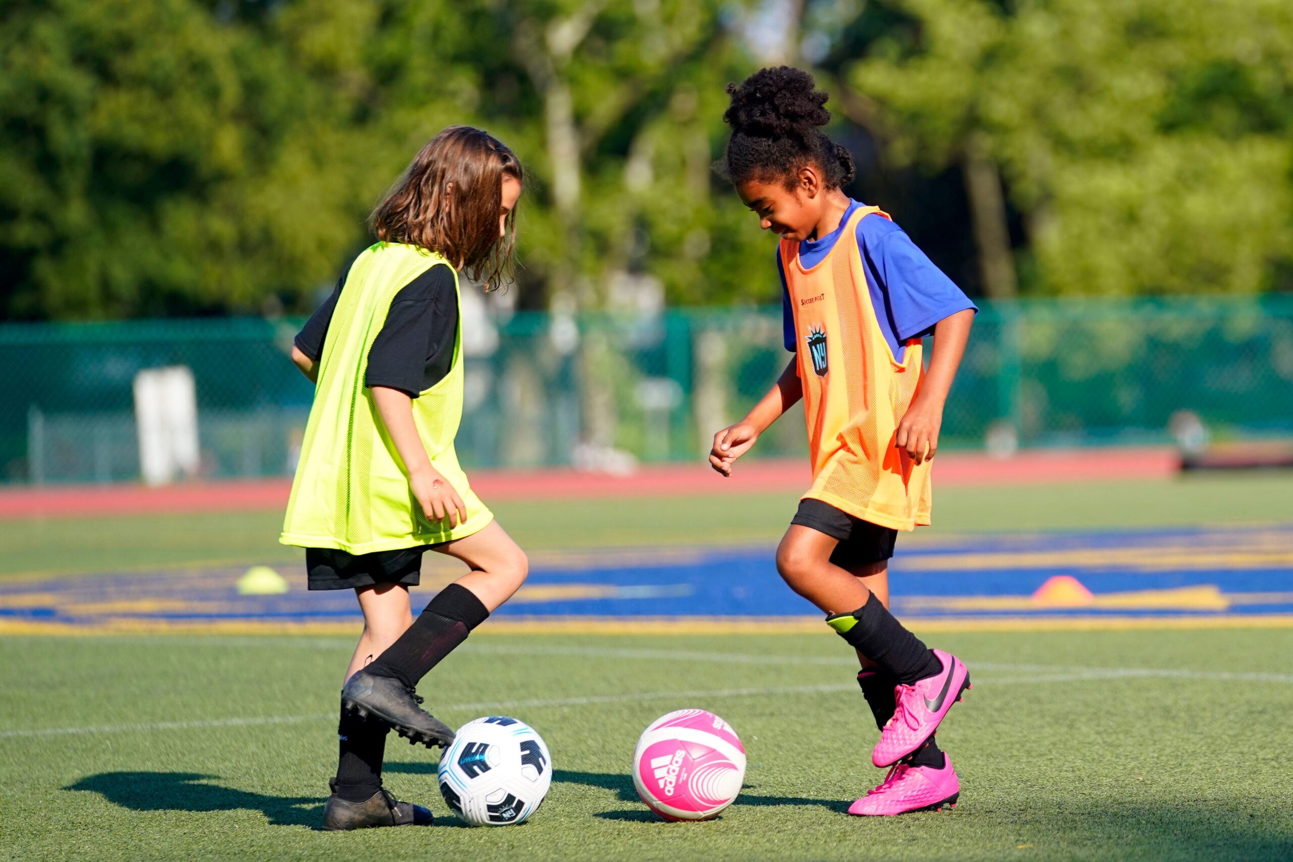 Çılgın spor ebeveynleri, gençlik sporları, spor ebeveynliği, futbol ebeveynliği, spor koçları, ebeveyn-koç ilişkisi, yan saha davranışı, çocuk sporları, stresli ebeveynler, atletik gelişim, üniversite sporları, spor psikolojisi, motivasyon, benlik saygısı, gençlik futbolu, ABD futbolu, çocuk gelişim
