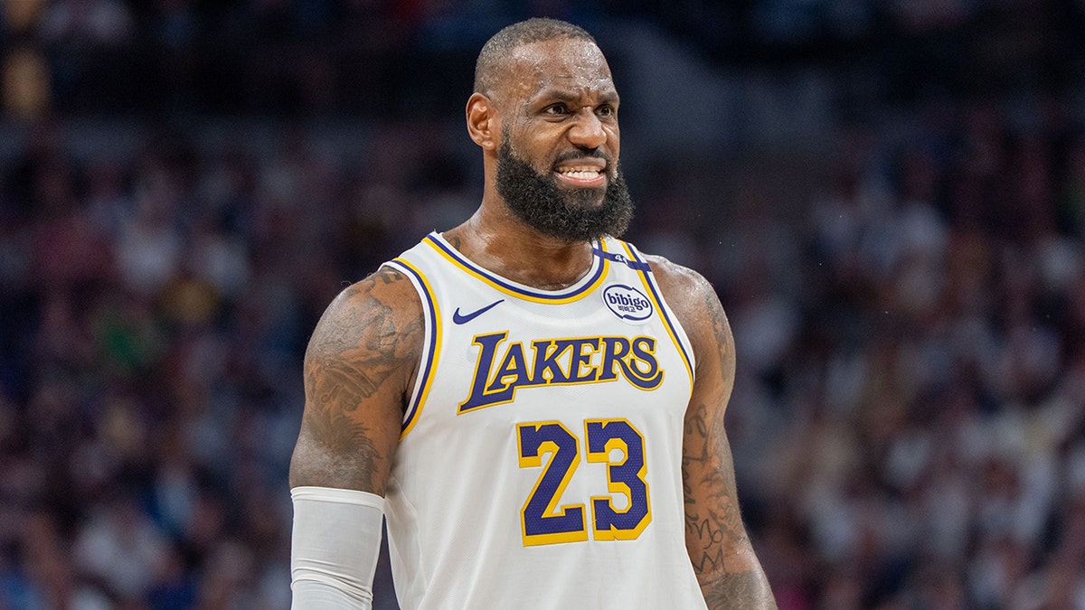 LeBron James, Met Gala, Diz sakatlığı, Los Angeles Lakers, NBA, Minnesota Timberwolves, Colman Domingo, Lewis Hamilton, A$AP Rocky, Pharrell Williams, Anna Wintour, Monica L. Miller, Slaves to Fashion, Black Dandyism, Superfine: Tailoring Black Style, Zora Neale Hurston, Characteristics of Negro Expression, Metropolitan Museum of Art, Max Hollein

