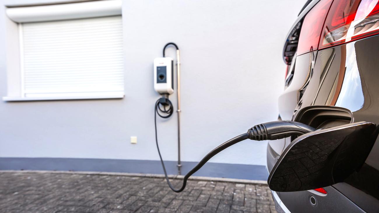 Elektrikli araba, satış, otomobil, KBA, Tesla, BYD, pazar payı, neuzulassungen, devlet teşviki, çevre primi, elektrikli araçlar, Constantin Gall, EY, Elon Musk, Donald Trump, Çinli üretici, hibrid, benzinli, dizel, otomotiv pazarı, Almanya
