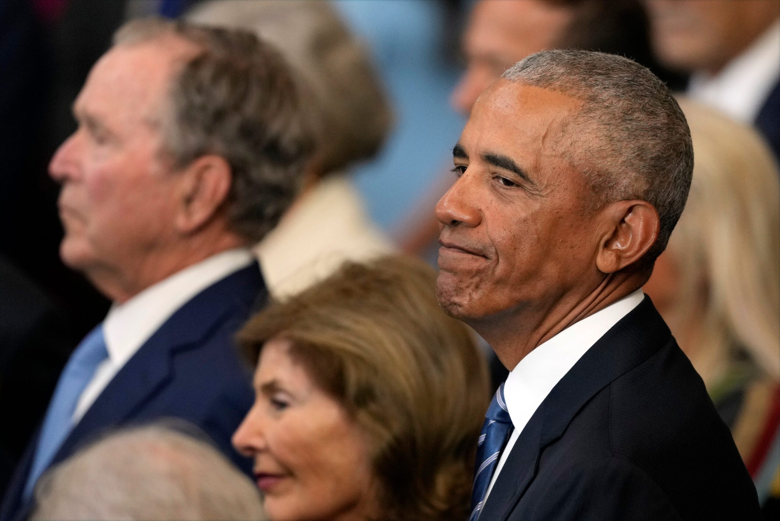Donald Trump, Barack Obama, Obama Başkanlık Merkezi, siyaset, inşaat, gecikmeler, bütçe aşımı, DEI, uyanık, ırksal ayrımcılık, ekonomik etki, bağış, Trump eleştirisi, Obama yanıtı, siyasi tartışma, Mark Carney, Kanada Başbakanı, Jimmy Carter cenazesi, ifade özgürlüğü, üniversiteler, hukuk firmaları, federal sözleşmeler, maske zorunluluğu, çeşitlilik programları, Associated Press, Beyaz Saray basın toplantısı, sahte doğum sertifikası, üçüncü dönem, siyasi rekabet, siyasi taşlama

