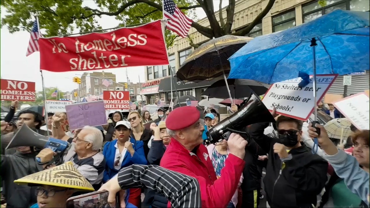 Brooklyn, New York, evsiz barınağı, Sheepshead Bay, protesto, Curtis Sliwa, uygun fiyatlı konut, Eric Adams, 2134 Coyle St., Dimple Willabus, topluluk aktivizmi, şehir planları, 
