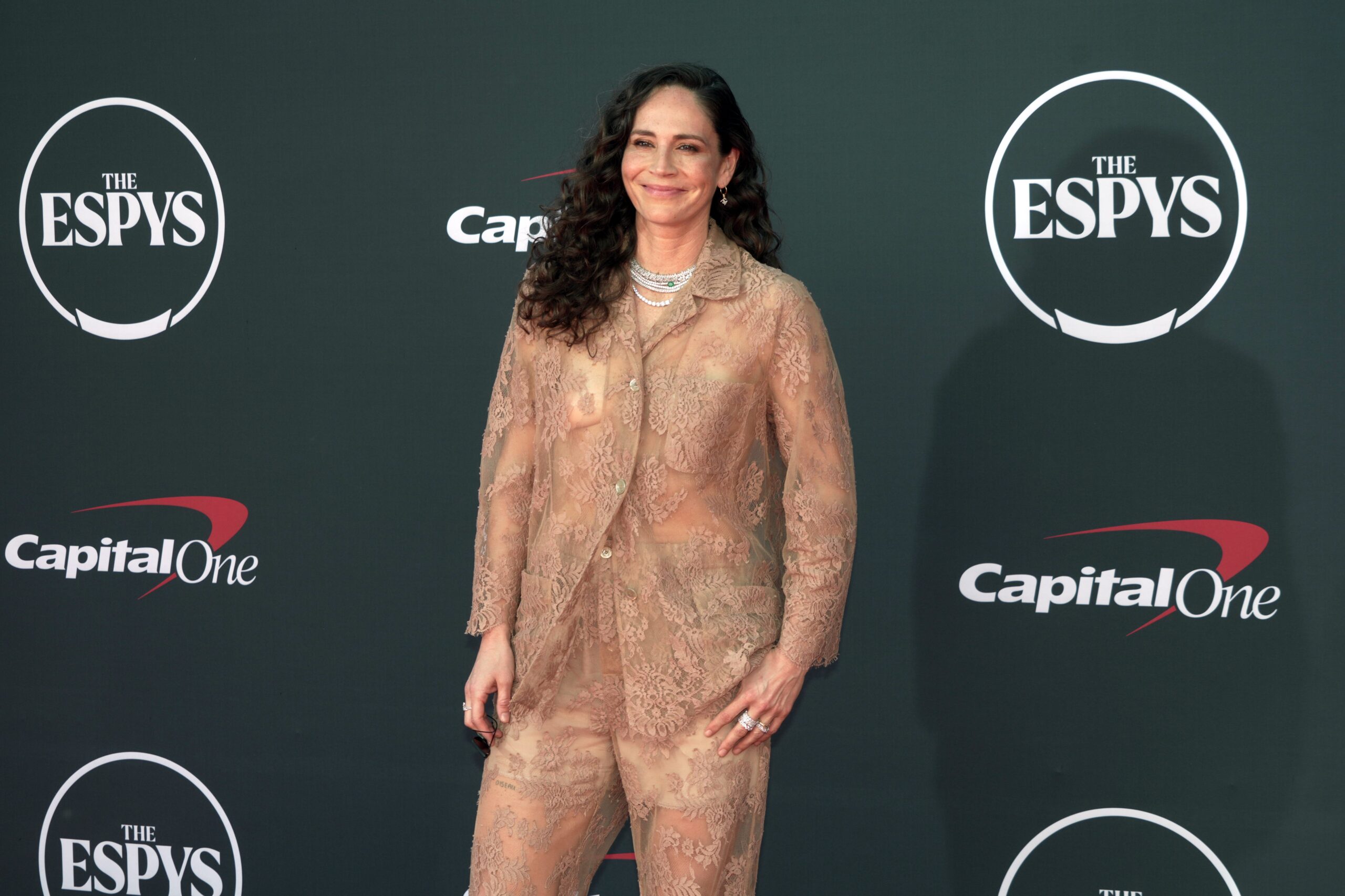 Sue Bird, USA Basketball, WNBA, Kadın Milli Takımı, Yönetici Direktör, Olimpiyatlar, Dünya Kupası, Caitlin Clark, Roster Seçimi, Koç Seçimi, Briana Weiss, Birds Eye View, Podcast, Vox Media, WNBA Haberleri, Basketbol Analizi, Jeff Colangelo, Grant Hill, Sean Ford, FIBA Dünya Kupası, Angel Reese, MET Gala