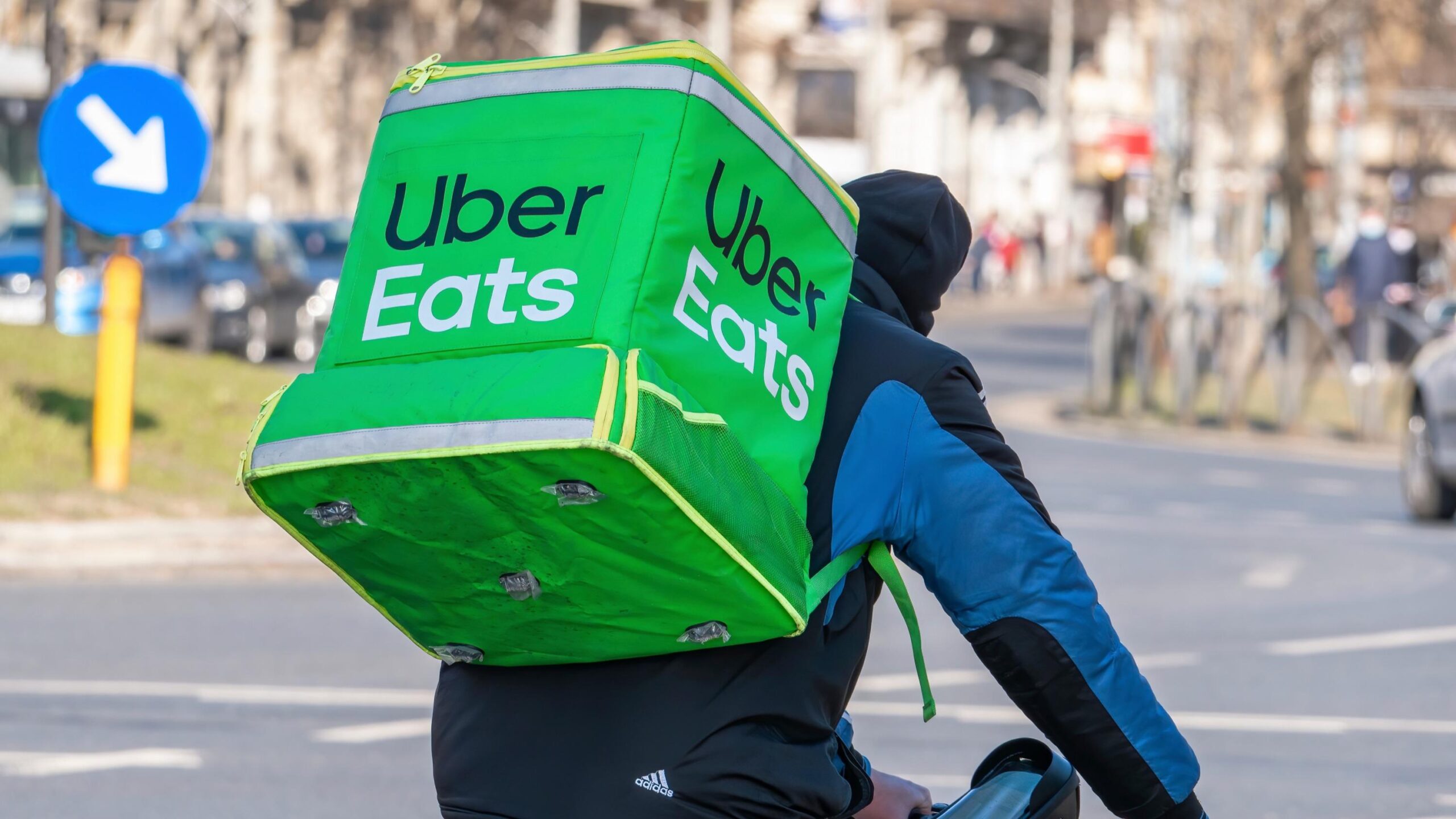 yemek teslimatı, Uber Eats, Deliveroo, Stuart, kuryeler, algoritma, ücretlendirme, çalışma koşulları, protesto, bağımsız çalışanlar, sosyal haklar, gelir düşüşü, platformlar, ekonomik sömürü, işçi hakları
