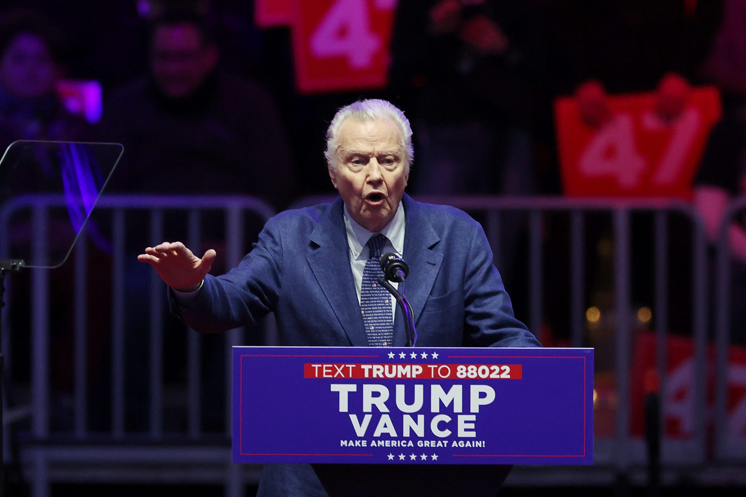 Jon Voight, Donald Trump, Hollywood, film tarifeleri, film prodüksiyonu, ABD film endüstrisi, dış film yapımı, vergi düzenlemeleri, Sylvester Stallone, Mel Gibson, ticaret savaşı, ulusal güvenlik, propaganda, Amerika'da film yapımı
