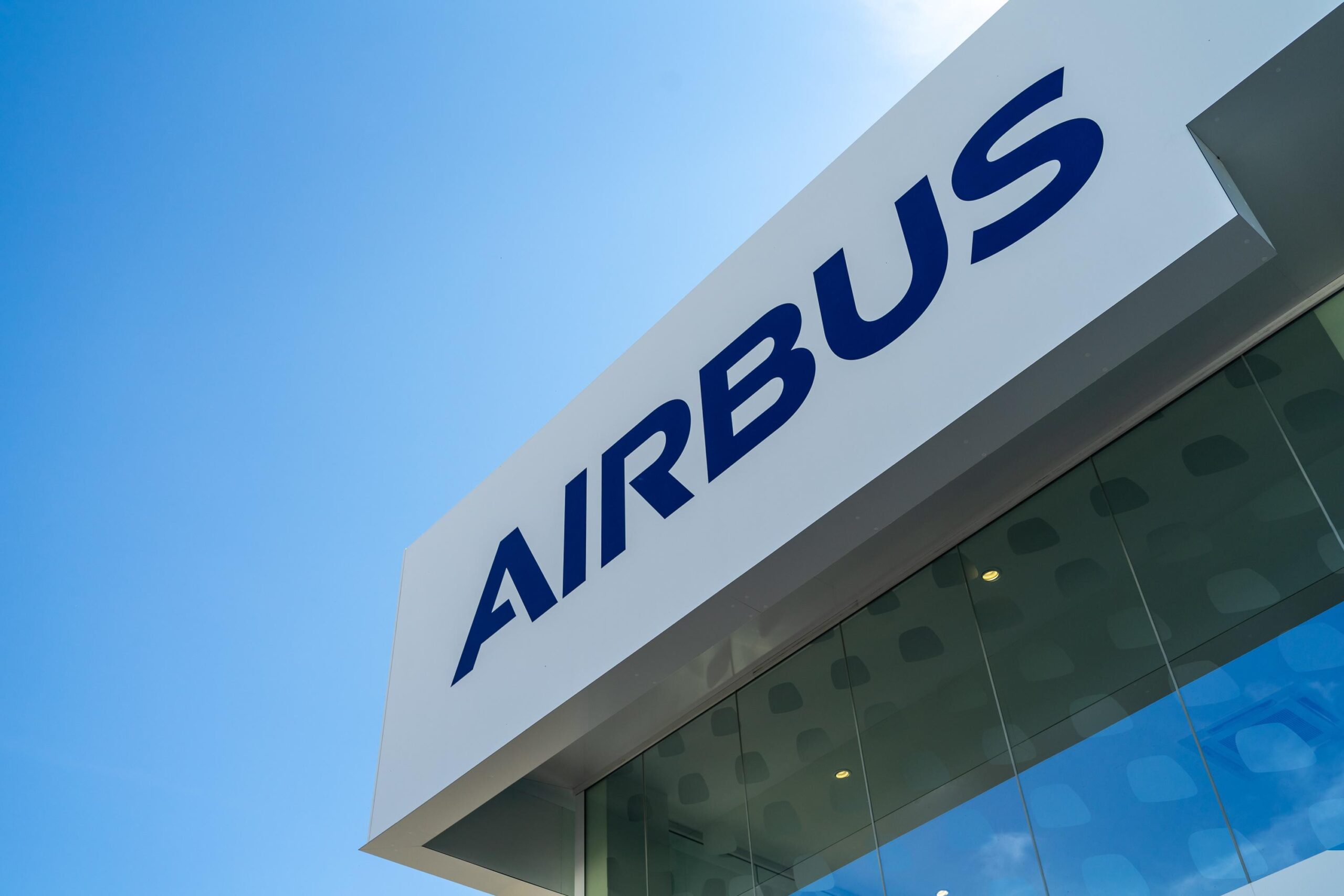 Airbus, Boeing, gümrük vergileri, ticaret savaşı, Guillaume Faury, havacılık sektörü, Dünya Ticaret Örgütü (DTÖ), ABD, Avrupa Birliği, ihracat, ithalat, müzakere, karşılıklı vergiler, havacılık endüstrisi, Gifas
