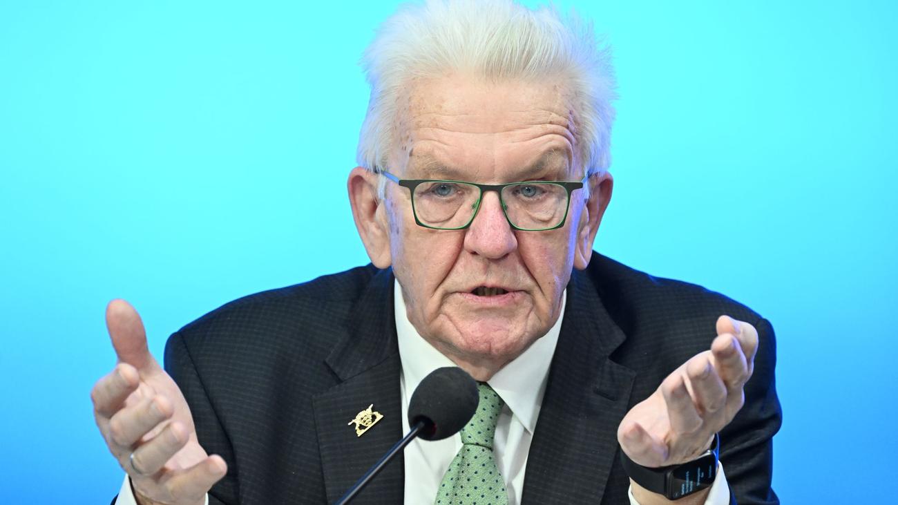 Winfried Kretschmann, Baden-Württemberg, Başbakan, federal hükümet, CDU, CSU, SPD, koalisyon, borç freni, anayasa değişikliği, özel fon, altyapı, iklim koruma, reform, araştırma, geliştirme, ekonomi, dijitalleşme, iklim değişikliği, vatandaş katılımı, devlet eylemi, siyasi kararlar
