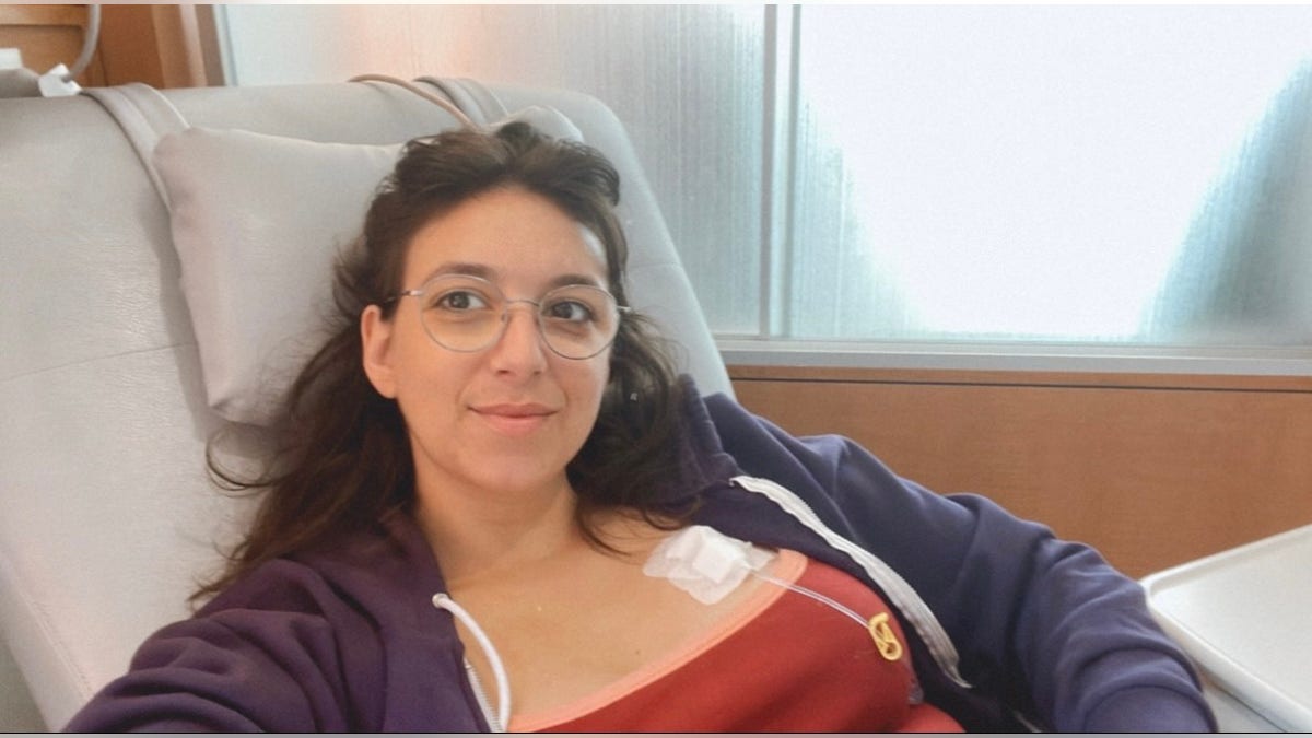 Emma Dimery, kolon kanseri, aşama 4 kanser, tedavi, klinik deneme, immünoterapi, genetik tedavi, CRISPR-Cas9, gen düzenleme, tümör, kanser tedavisi, erken başlangıçlı kolon kanseri, kolorektal kanser, belirtiler, tarama, tanı, Dr. Emil Lou, Minnesota Üniversitesi, Amerikan Kanser Araştırma Derneği (AACR), metastatik kanser, Fox News, sağlık, genç yetişkinler, tümör boyutu, cerrahi, kemoterapi, radyasyon, immünoterapi hedefleri, kanser hücresi, bağışıklık sistemi, anti-tümör yanıtı, klinik tam yanıt, remisyon, hastalık belirtisi yok, genetik test, tedavi seçenekleri, halk bilinci, destek ekibi, yan etkiler, erken teşhis, 45 yaş taraması, gençlerde kanser, kanserden kurtulma hikayesi
