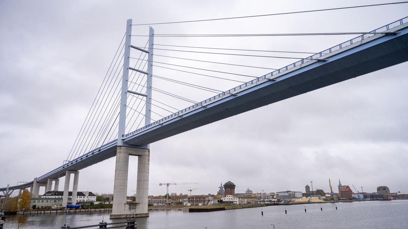 Rügenbrücke, köprü onarımı, tam kapanma, trafik sıkışıklığı, Pfingsten, tatil trafiği, B96, yol çalışması, Kubbelkow, Bergen-Mitte, asfalt yenileme, Landesamt für Straßenbau und Verkehr, yol durumu, Almanya, Rügen adası, 13 Mayıs, 5 Haziran, 6 Haziran, 10 Haziran, 18 Haziran, 25 Haziran
