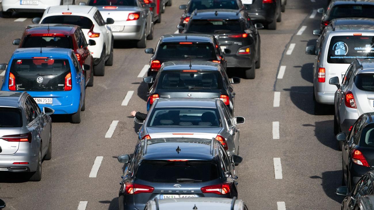 kamyon kazası, A3, Girod, Westerwaldkreis, trafik kazası, yol kapalı, trafik sıkışıklığı, şoför yaralı, kurtarma çalışmaları, temizlik çalışmaları, alternatif yollar, kaza nedeni
