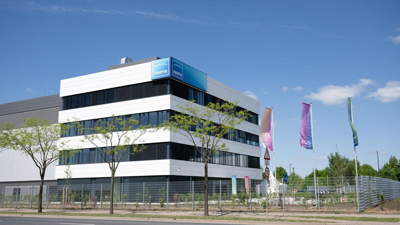 Jenoptik, Dresden, Mikrooptik, Fabrika, Halbleiter, Yarı İletken, Üretim, Teknoloji, Yapay Zeka, Sensörler, Saksonya, Silikon Vadisi, Yatırım, İnovasyon, Ekonomi, İstihdam
