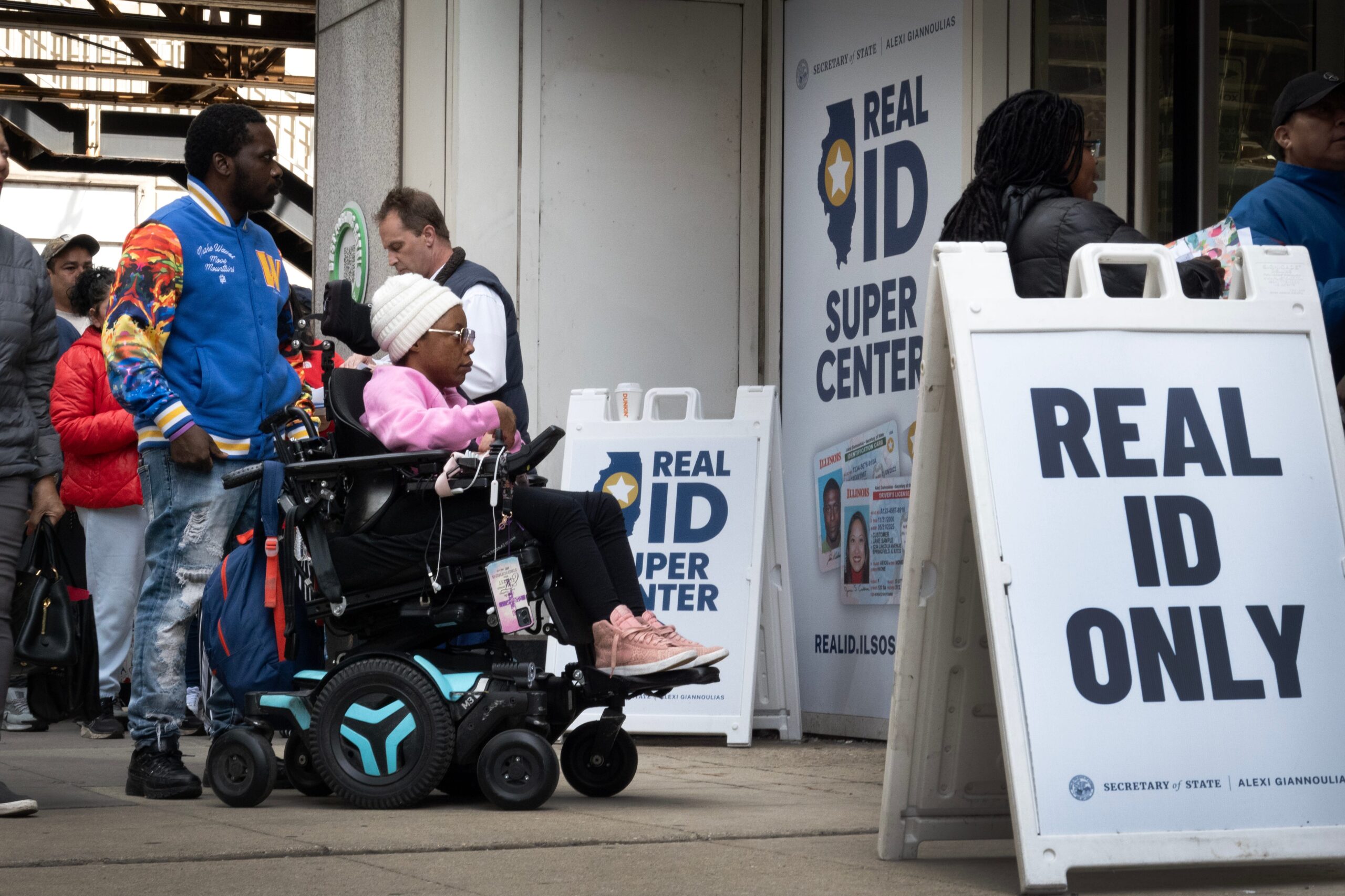 REAL ID, REAL ID şartları, REAL ID nedir, REAL ID son tarih, REAL ID ehliyet, Havaalanı güvenliği, Kimlik doğrulama, Seyahat, Uçuş, TSA, DHS, USA TODAY, Kimlik belgesi, ABD seyahati, İç hat uçuşları, Alternatif kimlik, Yıldızlı kimlik, 11 Eylül, Terör saldırıları, Kimlik standardı, Federal tesisler, Gecikmeler, Ekran, Uçuş yasağı, Pasaport, Kimlik kontrolü, Seyahat ipuçları, Gerçek kimlik yasası,
