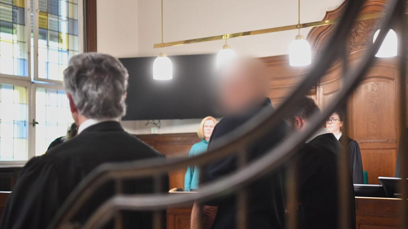 Anestezi uzmanı, tıbbi hata, ihmal, Berlin Landgericht, duruşma, tıbbi uygulama hatası, ölümle sonuçlanan yaralanma, gizleme cinayetine teşebbüs, yetersiz denetim, oksijen eksikliği, onay formu, risk bilgilendirmesi, hayati fonksiyonlar, kalp durması, beyin hasarı, bitkisel hayat, canlandırma, acil durum doktoru, akciğer iltihabı, suç duyurusu, belge eksikliği

