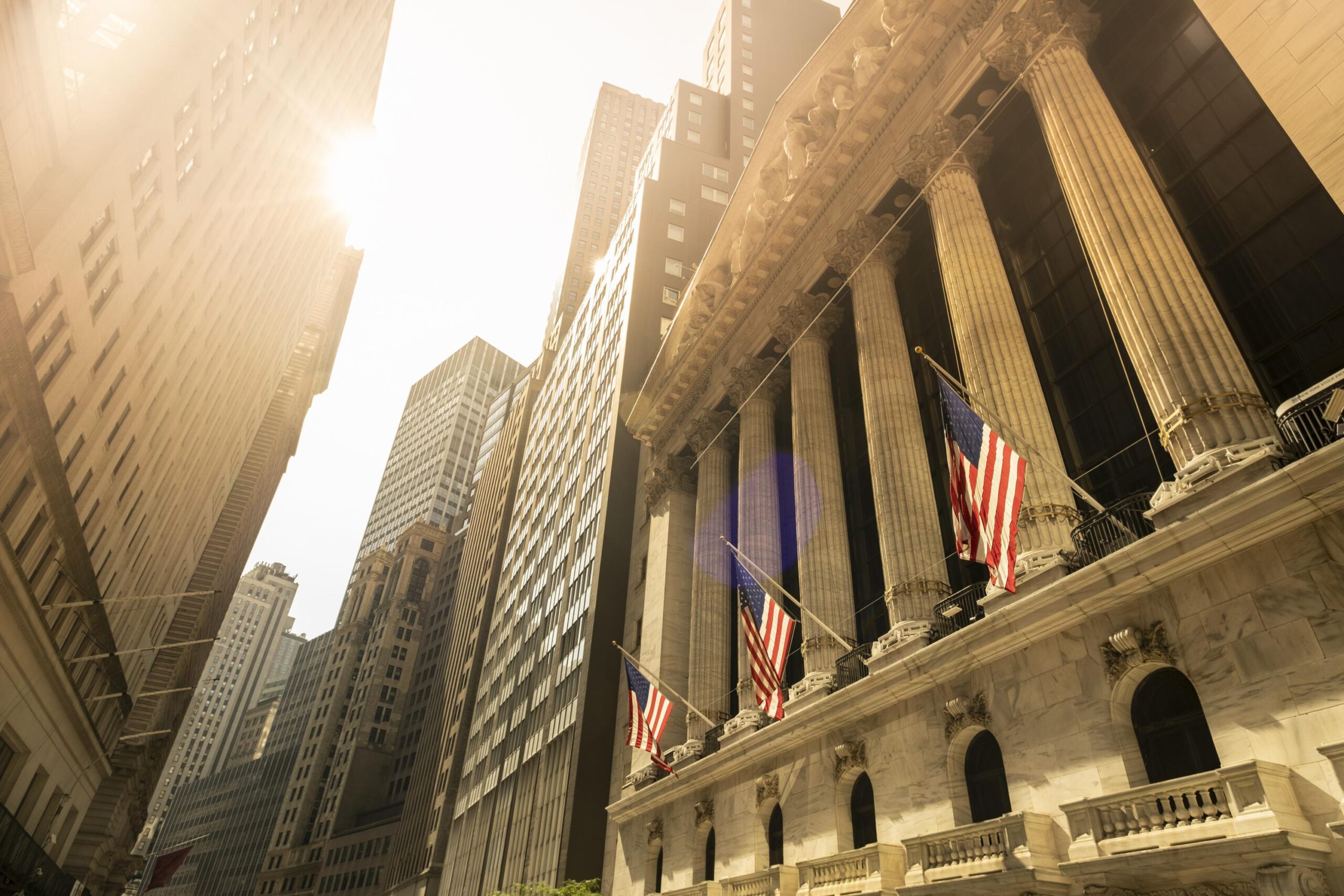 New York Borsası, Dow Jones, Nasdaq, S&P 500, ticaret anlaşmaları, ABD, Fed, faiz oranları, yatırımcılar, düşüş, finans piyasaları, borsa haberleri, ekonomik göstergeler
