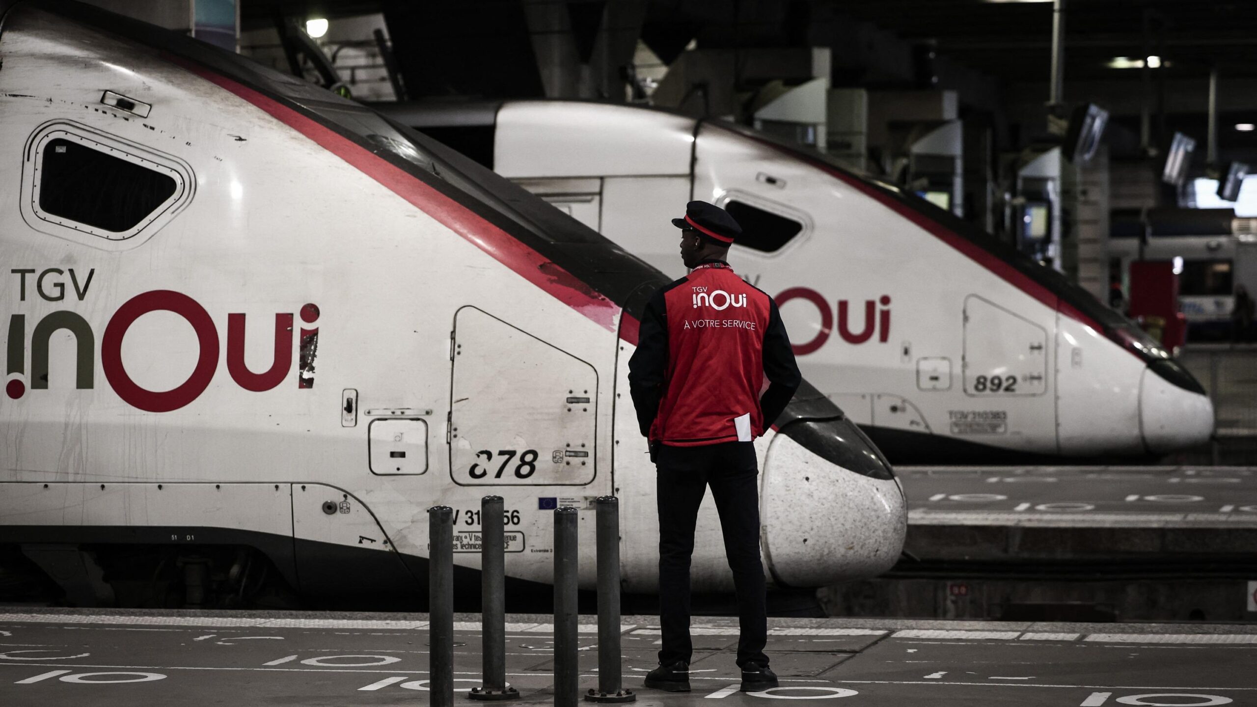 Demiryolu grevi, SNCF, bölgesel trenler, tren iptalleri, seyahat aksaklıkları, 8 Mayıs köprüsü, toplu taşıma, Île-de-France, RER, Transilien, Normandiya, Yeni Akitanya, tren saatleri, grev etkileri, seyahat planlaması, tren tarifeleri, seyahat uyarıları, Fransa
