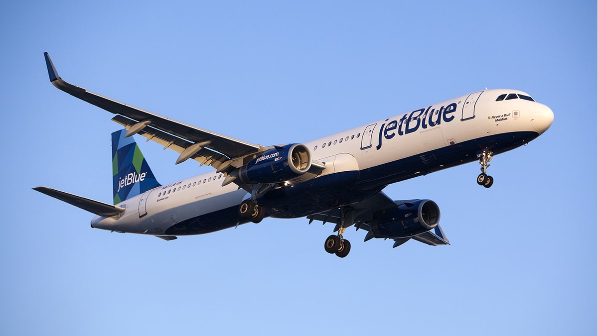 Eski California Otoyol Devriyesi kaptanı, uçak, uygunsuz davranış, cinsel taciz, Dennis Wally Woodbury, JetBlue, Fort Lauderdale, Los Angeles, DOJ, iddianame, Prosecco, alkol, mürettebat, ABD Bölge Mahkemesi, Azusa
