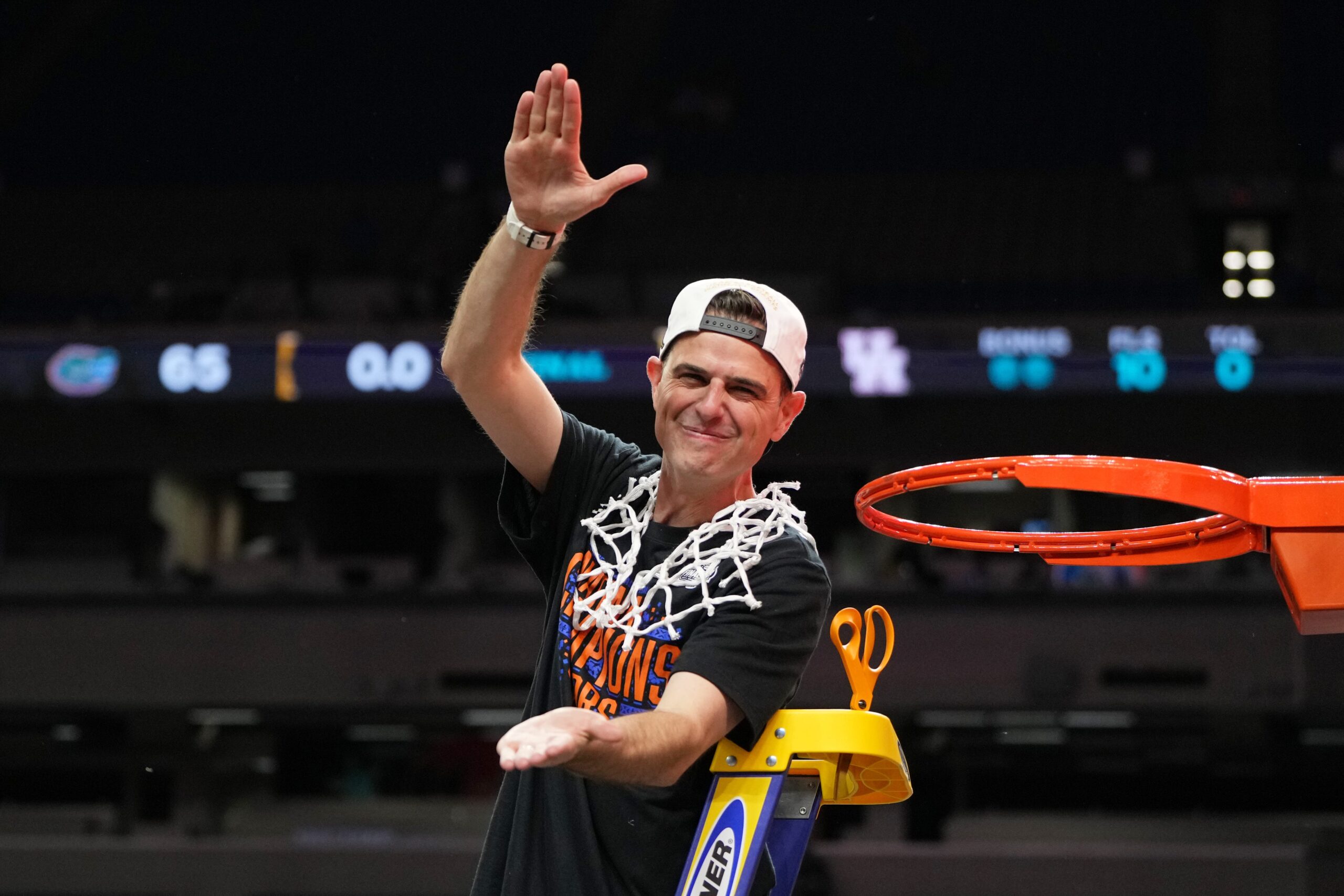 Todd Golden, Florida basketbol, sözleşme uzatma, milli şampiyonluk, maaş, kolej basketbolu, Stricklin, Gator Nation, Title IX soruşturması, cinsel taciz, takip, Gainesville Sun, Bill Self, John Calipari, Dan Hurley
