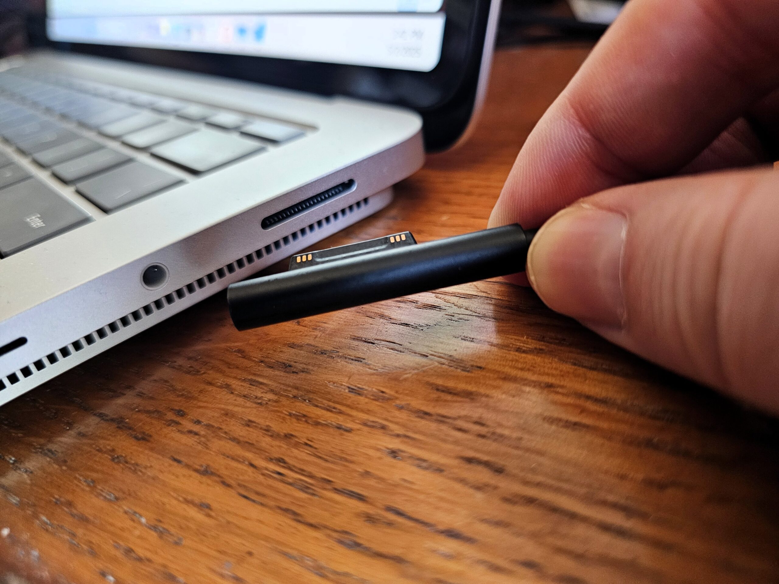 Surface Connect, Microsoft, Surface Laptop, Surface Pro, USB-C, Şarj cihazı, Nostalji, Teknoloji, İnceleme, Donanım, MagSafe, Thunderbolt, PCWorld, Mark Hachman, Eski cihazlar, Şarj uyumluluğu, Evrensel şarj, Gaming PC, eGPU, Microsoft Donanım Mezarlığı
