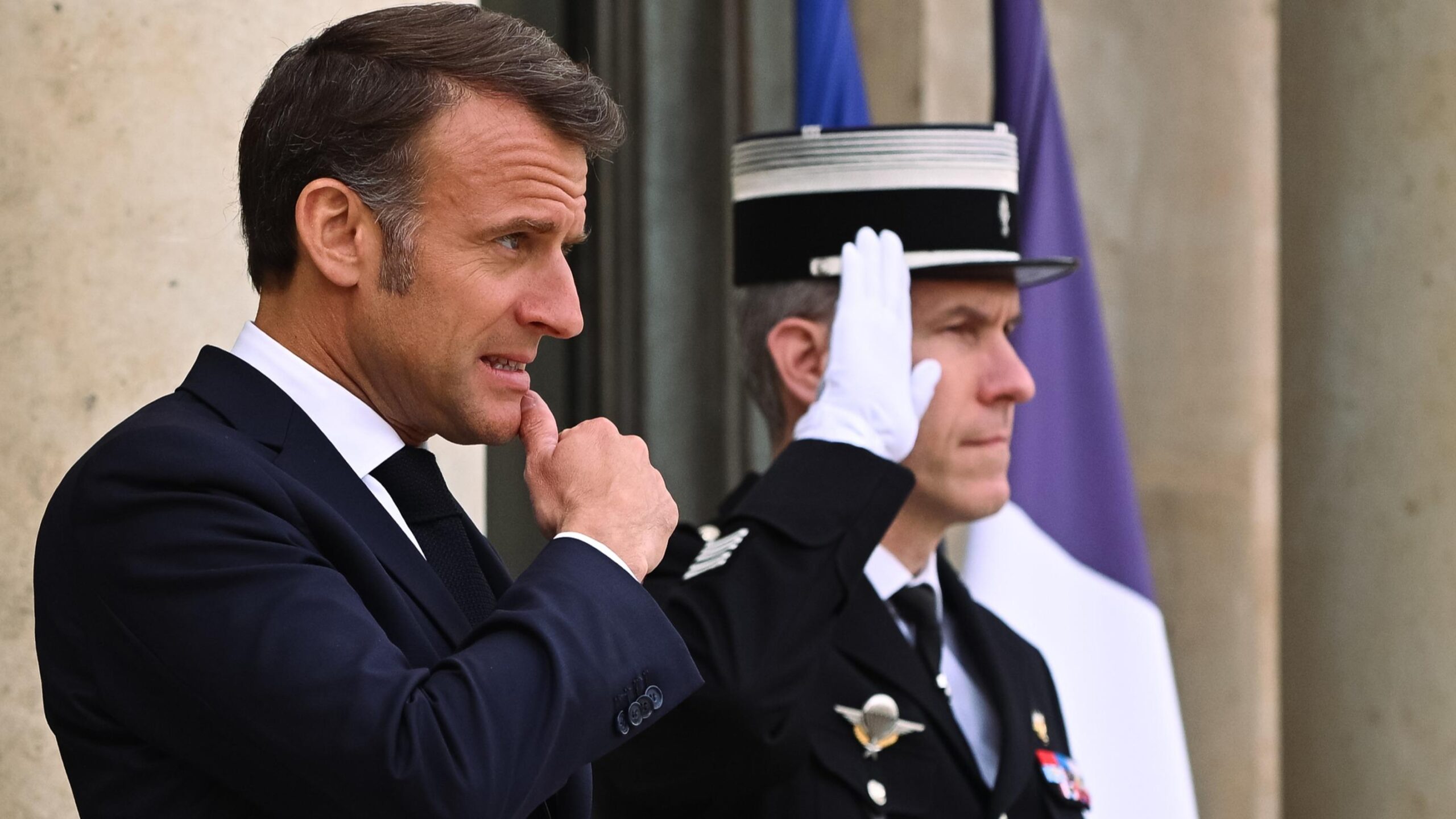 Emmanuel Macron, Korsika, Yeni Kaledonya, Özerklik, Anayasa Revizyonu, Manuel Valls, François Rebsamen, Denizaşırı Bölgeler, Siyasi Gerilimler, Kanak İsyanı, Ada Rüyaları, Fransa, Siyaset, İç Politika, Bölgesel Yönetim, Müzakereler, Siyasi Partiler
