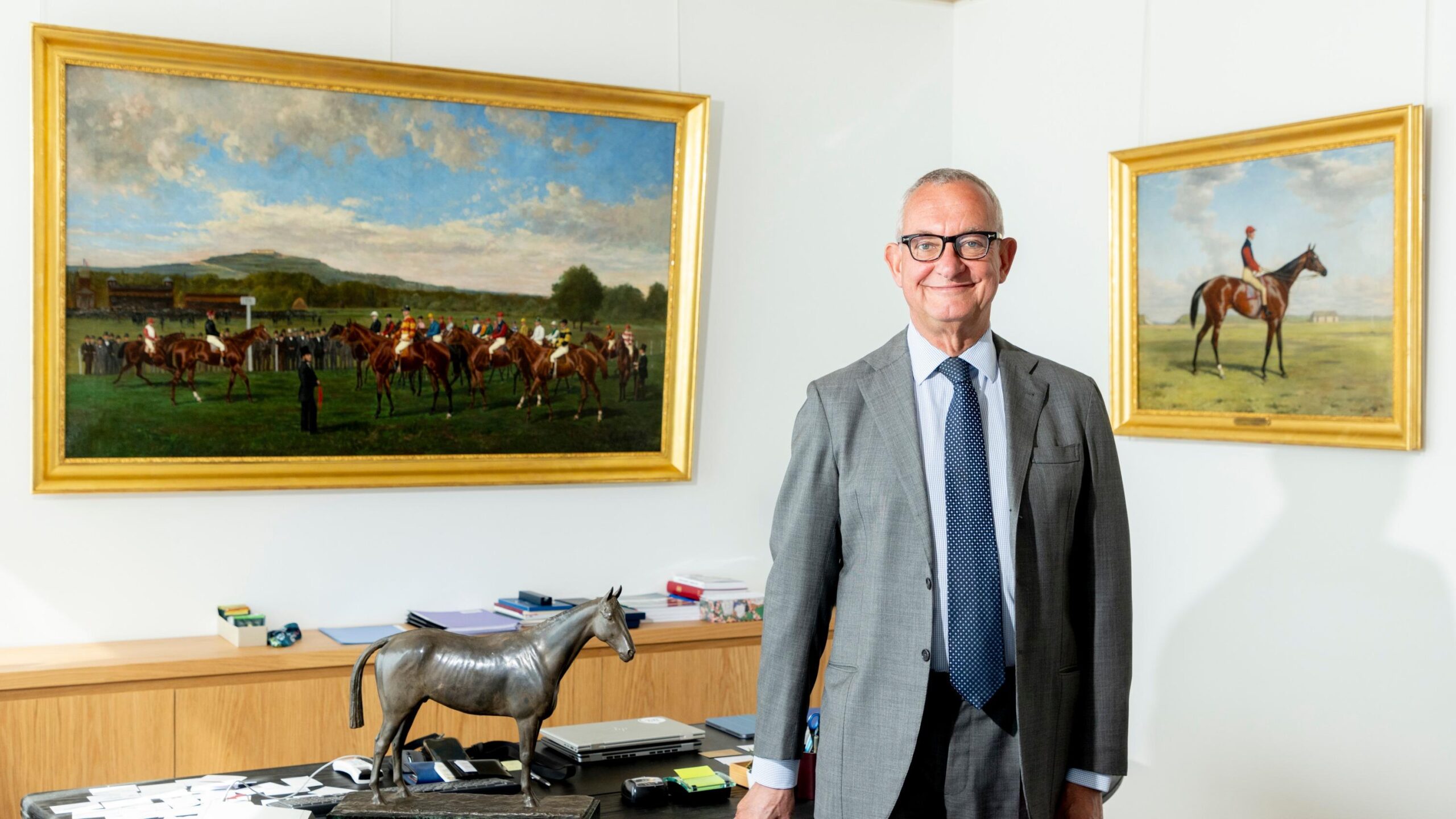 yarış pistleri, engel yarışı, Fransa Galop, Guillaume de Saint-Seine, at yarışı endüstrisi, at yarışı, at yarışı çekiciliği, at yarışı izleyicileri, at yarışı sahipleri, Aga Han, Wertheimer kardeşler, Tony Parker, Antoine Griezmann, at yarışı katılımı
