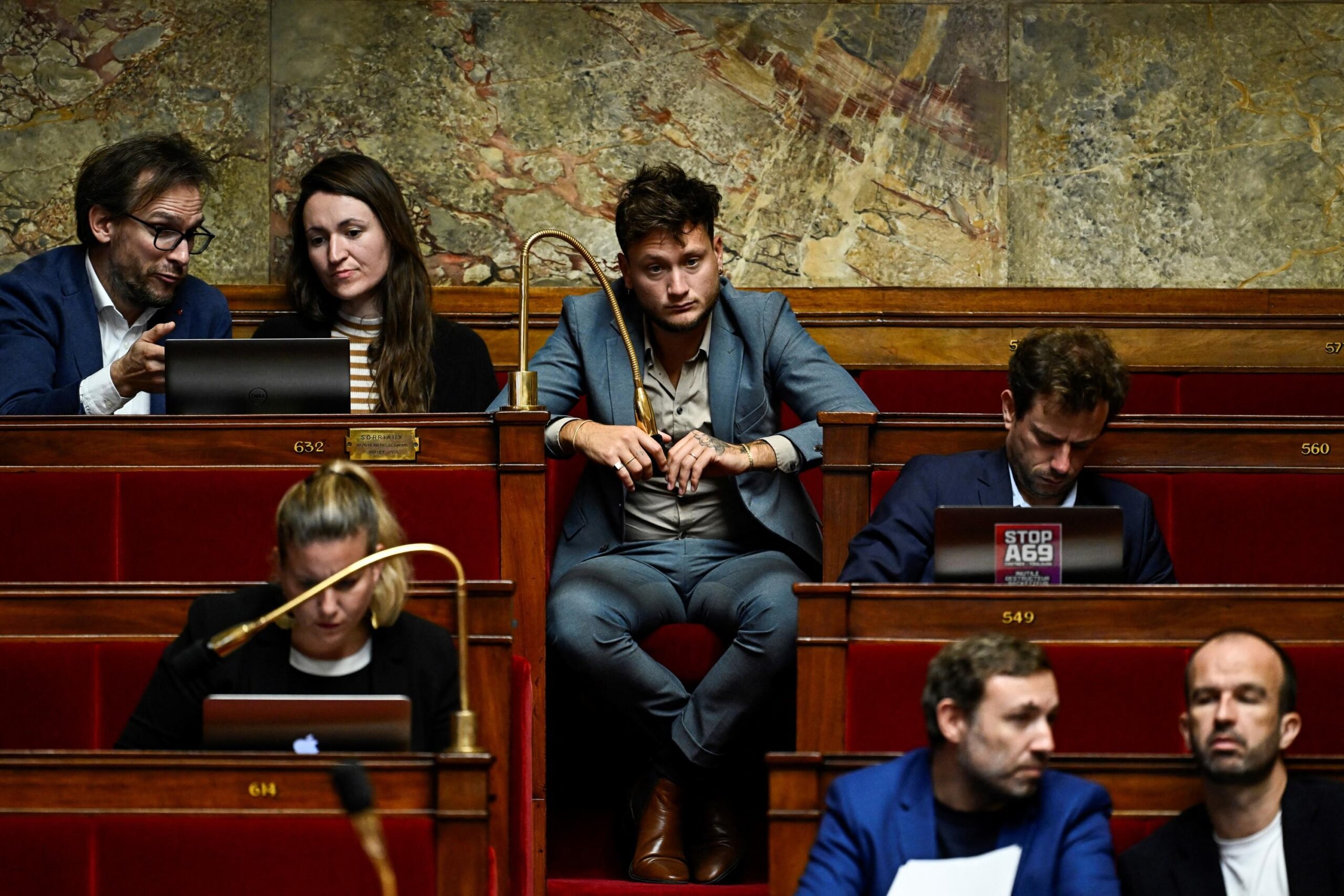 Boualem Sansal, Cezayir, Fransa, Meclis, Milletvekilleri, LFI, La France Insoumise, Özgürlük, İfade Özgürlüğü, Dış Politika, Diplomatik İlişkiler, İnsan Hakları, Hapis, Siyasi Tutuklu, Avrupa Birliği, Cezayir Hükümeti, Constance Le Grip, Nathalie Oziol, Dominique Voynet, Pierre Pribetich, Laurent Jacobelli, Sébastien Chenu, Éric Ciotti, Benjamin Haddad, Oylama, Çekimser, Muhalefet, Sömürgecilik Nostaljisi, Aşırı Sağ, Siyasi Gerilim, Medya, Vize Politikası, Hukukun Üstünlüğü, Bireysel Özgürlükler, AB Fonları, Dayanışma, İnsanlık, Utanç, Eleştiri, Sorumluluk, Pişmanlık, Kendinden Nefret
