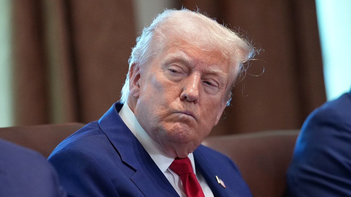 Donald Trump, bütçe, harcama kesintileri, 2026 mali yılı, Kongre, Russ Vought, Cumhuriyetçiler, Demokratlar, Medicare, Medicaid, Pentagon, savunma harcamaları, Hakeem Jeffries, Jodey Arrington, Mike Johnson, elektrikli araçlar, Highway Trust Fund, Memorial Day, bütçe uzlaşması, silahlı kuvvetler, ulusal savunma, barış yoluyla güç, askeri yetenekler, senato silahlı hizmetler komitesi, Temsilciler Meclisi Özgürlük Grubu
