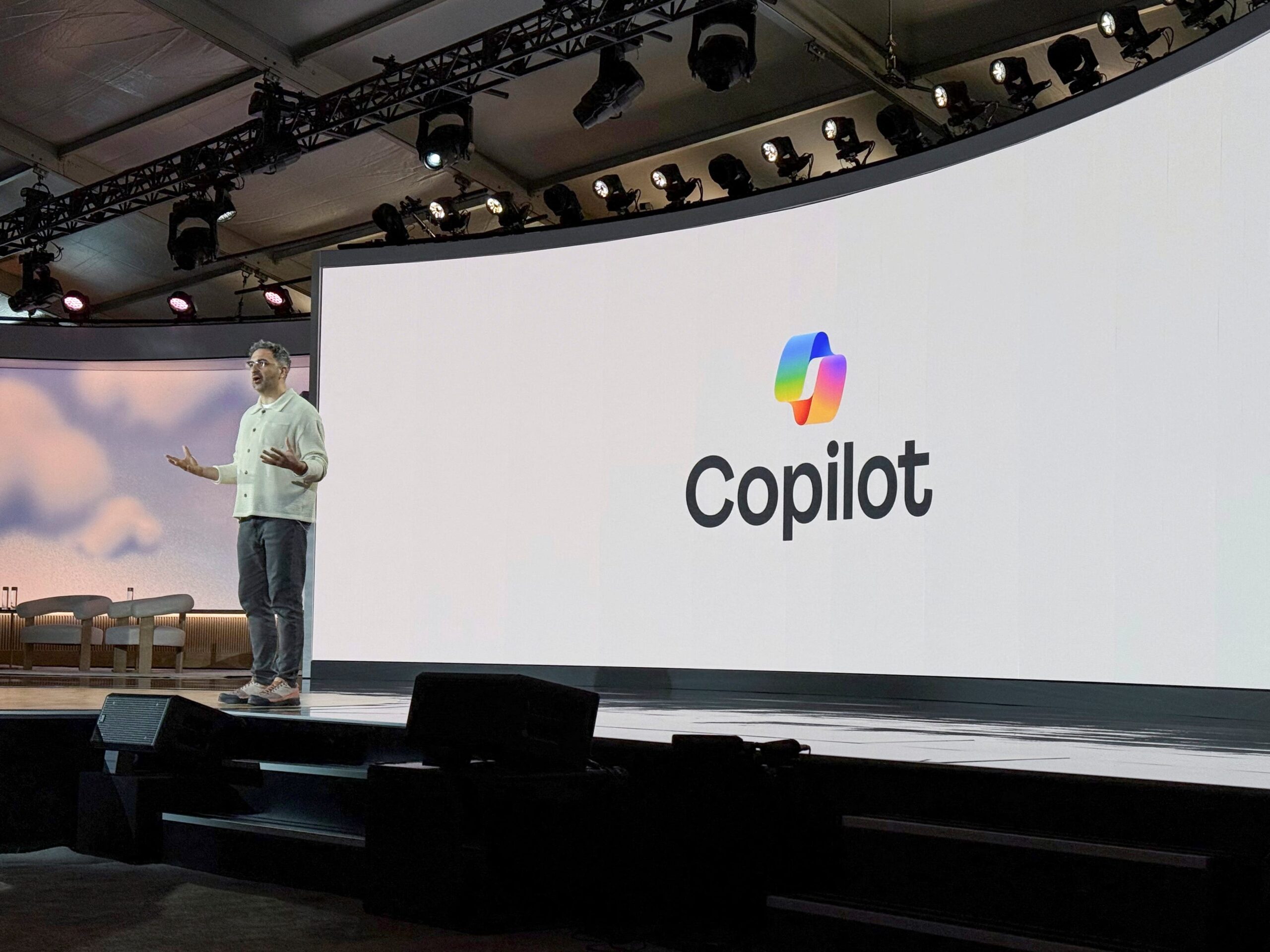 Microsoft, Copilot+ PC, Surface Laptop, Surface Pro, Windows 11, AI, Yapay Zeka, Qualcomm Snapdragon X, Pil Ömrü, Performans, Fiyat, Özellikler, İnceleme, Haberler, Teknoloji, Dizüstü Bilgisayar, Tablet, Donanım, Yazılım, Güncelleme, Microsoft Phi, Akıllı PC, Arama, Ses Kontrolü, Yaratıcılık, Telefon Uygulaması, Sürdürülebilirlik, Geri Dönüşüm, Kobalt, TECHnalysis Research, Bob O'Donnell, M3 MacBook Air, Yeni Özellikler, Semantic Search, Anlamsal Arama, Ekran Parlaklığı, Windows Tuşu, Çıkartma, Paint Uygulaması, Bellek (Recall) Özelliği, Verimlilik, Uygulama Uyumluluğu, Oyun Uyumluluğu
