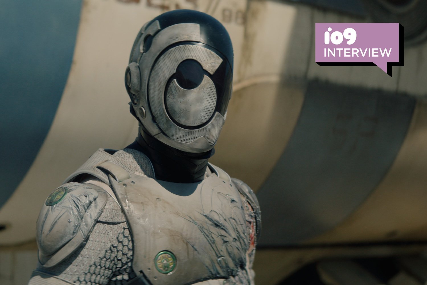Murderbot, Apple TV+, bilim kurgu, Martha Wells, Murderbot Diaries, Alexander Skarsgård, AGI, yapay zeka, distopya, komedi, inceleme, dizi, bilim kurgu dizisi, robot, güvenlik birimi, Chris Weitz, Paul Weitz, neuroatipi, sosyal anksiyete, karakter, insanlık, kişisel gelişim, Apple TV+ dizisi, 16 Mayıs, yayın tarihi, bilim kurgu uyarlaması, meta inceleme, türkçe meta keywords
