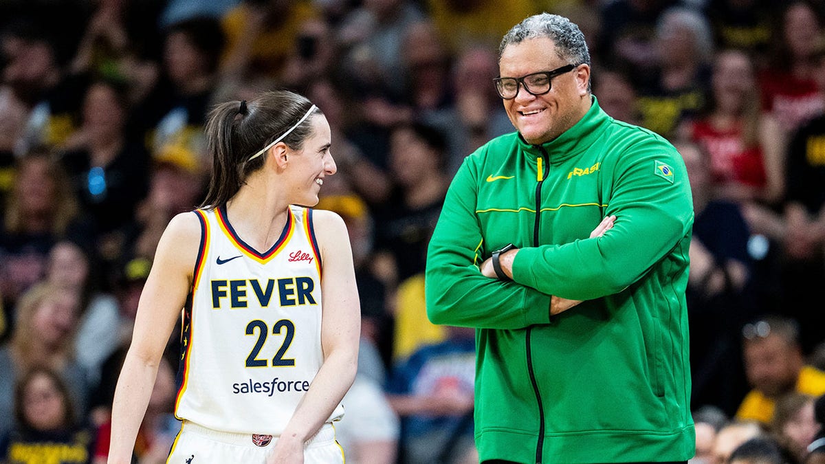 Caitlin Clark, Indiana Fever, WNBA, Brezilya Milli Takımı, Hazırlık Maçı, Iowa City, Carver-Hawkeye Arena, Kadın Basketbolu, Leo Figueiro, Fox News, Spor, Basketbol, Maç Özeti, Taraftar, Rekor, Etki, Röportaj, Çaylak Yılı, 2025 Sezonu, Indiana Fever-Brezilya Milli Takımı maçı, Caitlin Clark'ın performansı, Kadın sporları, Basketbol tarihi