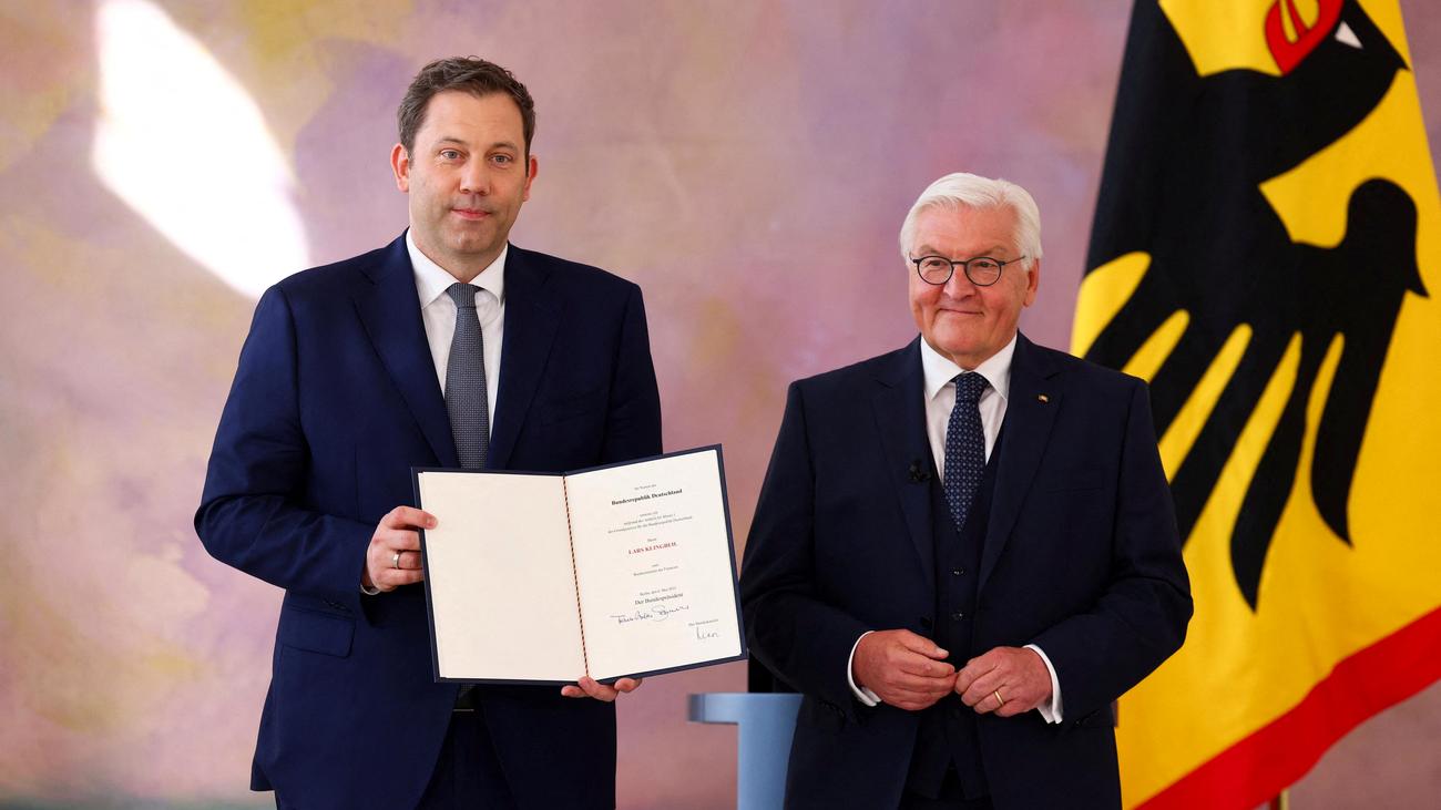 Friedrich Merz, Frank-Walter Steinmeier, Almanya, Bundeskanzler, Bundesregierung, Kabine, Amtseinführung, Vereidigung, Schloss Bellevue, Bundestag, Olaf Scholz, Politik, Demokratie, Herausforderungen, Rede, Yeni hükümet, Federal Şansölye, Almanya siyaseti, Kabine ataması, Yemin töreni, Siyasi geçiş
