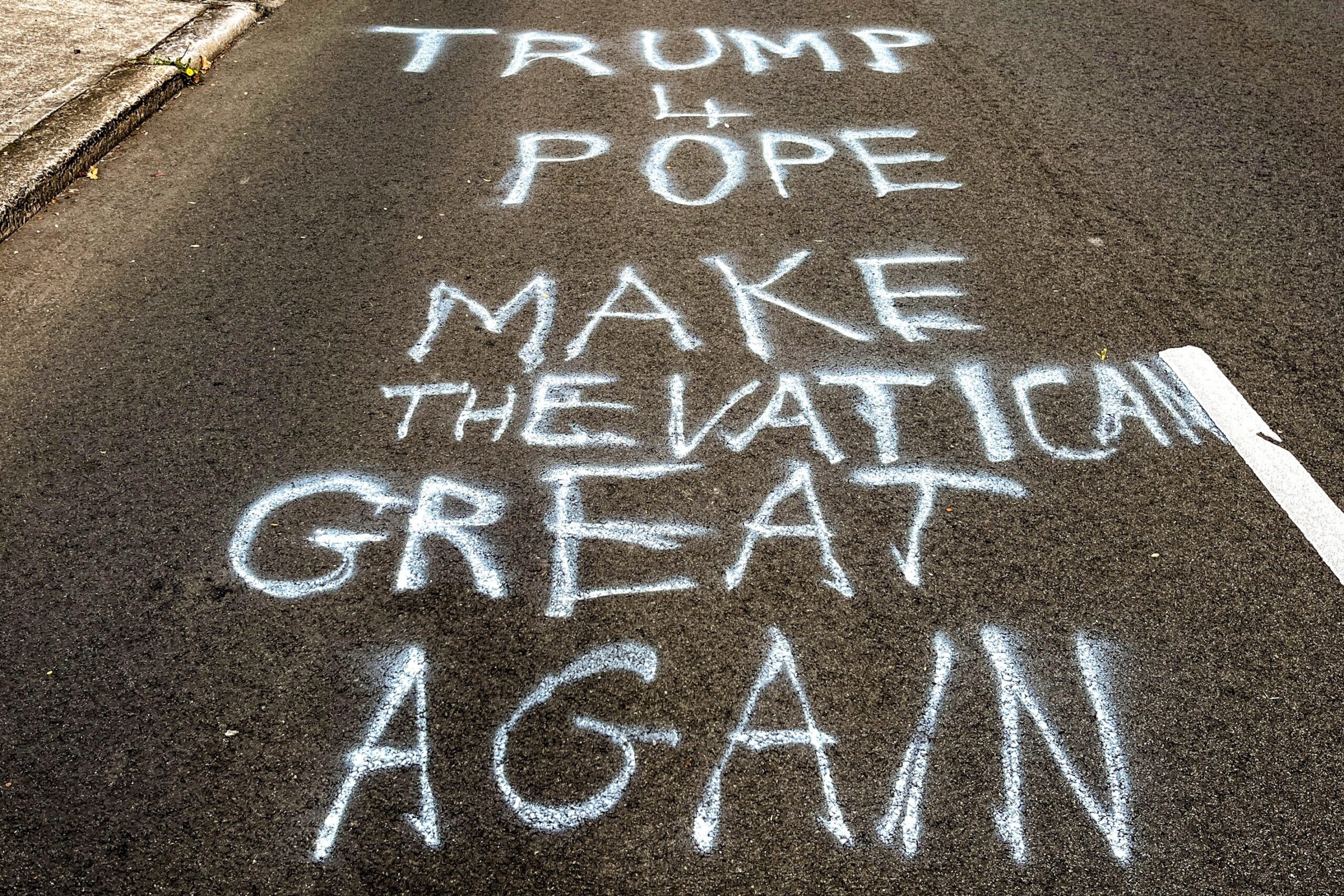 Donald Trump, Papa, Conclave, Vatikan, sosyal medya, yapay zeka, TikTok, Fantapapa, kardinaller, Refka Payssan, Stéphanie Laporte, gençler, papa François, X, Instagram, Timothy Dolan, Robert Sarah, Luis Antonio Tagle, popüler kültür, Edward Berger, film, kitap, din, siyaset, mizah, seçim, gizlilik, trendler, internet, eğlence, Katolik Kilisesi, dini liderler, sosyal medya trendleri, dijitalleşme, iletişim, enformasyon bilimi, haber akışı

