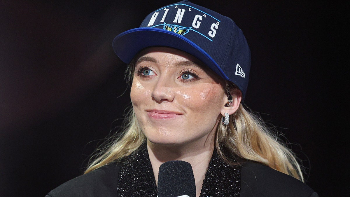 Paige Bueckers, Caitlin Clark, WNBA, Irkçılık, Beyaz Ayrıcalığı, Spor Medyası, Pazarlama, Kadın Basketbolu, UConn Huskies, Dallas Wings, Indiana Fever, Fox News, Siyah Kadınlar, Eşitlik, Fırsat Eşitliği, Medya Kapsamı, Irk, Irksal Ayrıcalık, Beyaz Erkekler, Beyaz Kadınlar, Spor Haberleri, Basketbol Yıldızları, Gelecek Nesil

