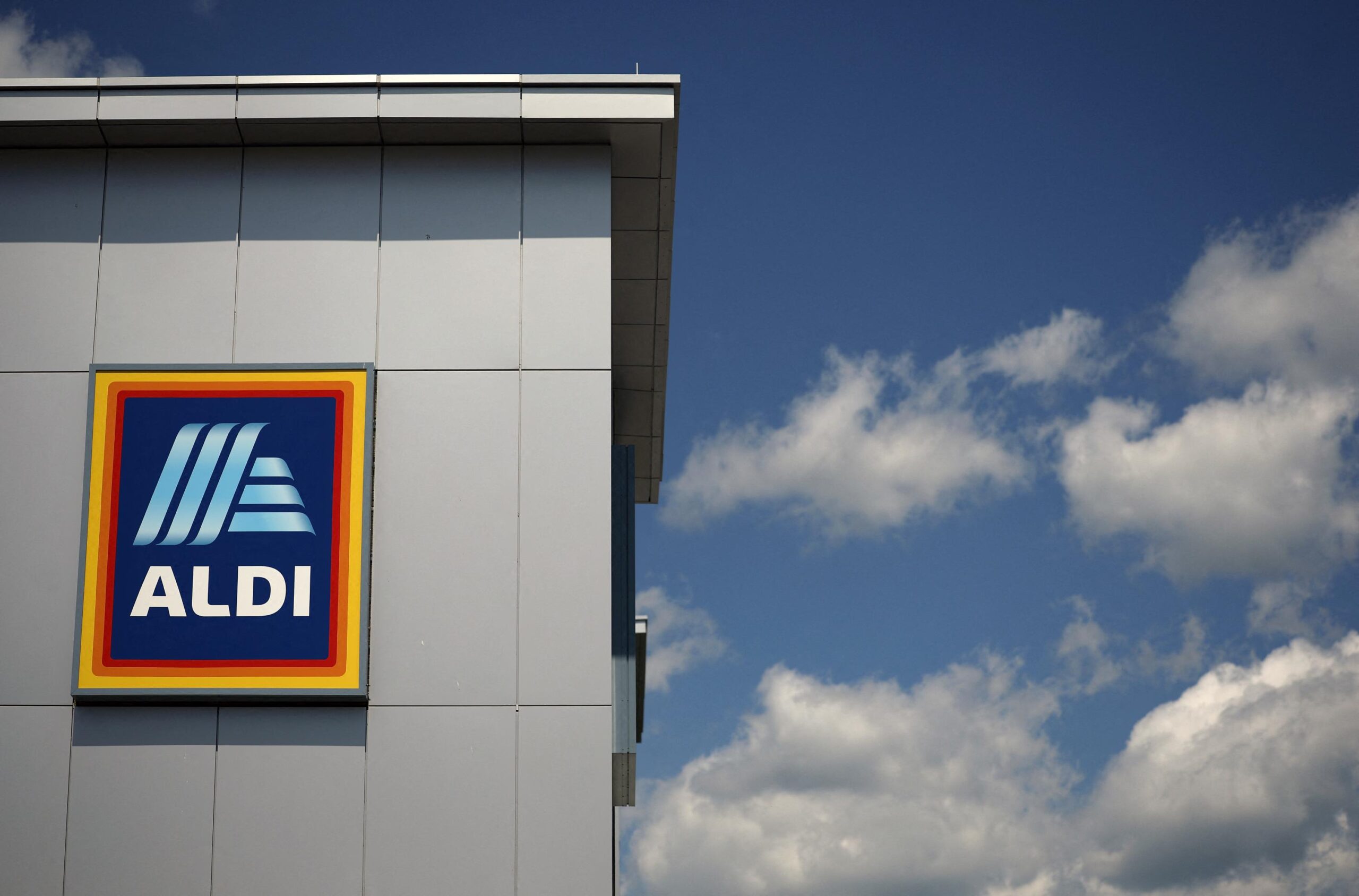 Aldi Shop & Go, temassız ödeme, otomatik ödeme, kasiyersiz market, akıllı alışveriş, perakende teknolojisi, Londra, Greenwich, market otomasyonu, müşteri deneyimi, Grabango, ALDIgo, Amazon Just Walk Out, yapay zeka, süpermarket, alışveriş kolaylığı, hırsızlık önleme, ödeme güvenliği, dijital ödeme, mobil uygulama, yaşlılar, teknoloji erişimi
