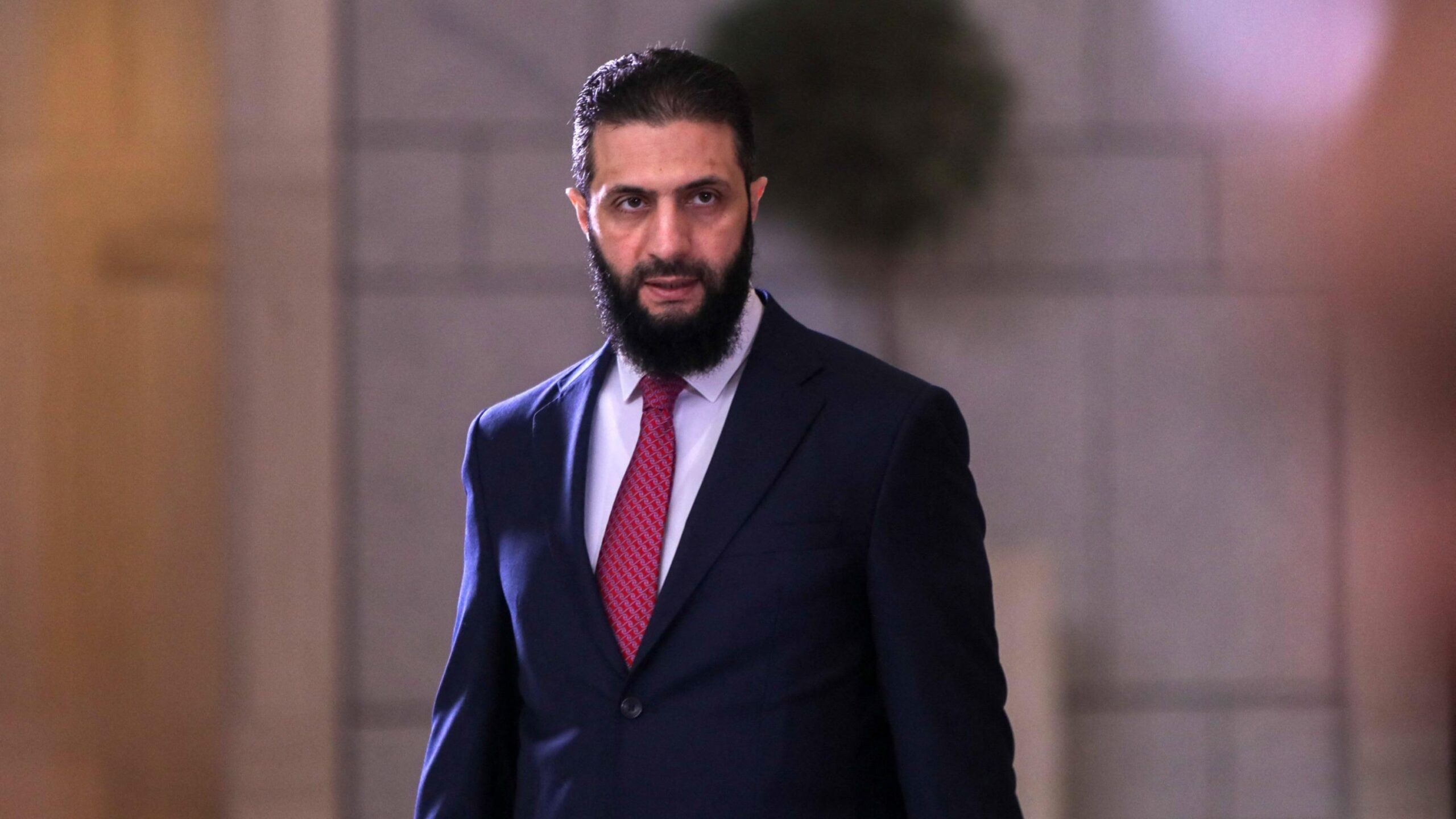 Suriye, Fransa, Ahmed el-Charaa, Emmanuel Macron, Paris, ziyaret, cihatçı, Rassemblement National, azınlıklar, insan hakları, Beşar Esad, devrim, Suriye hükümeti, Lübnan, terörizm, dış politika, uluslararası ilişkiler

