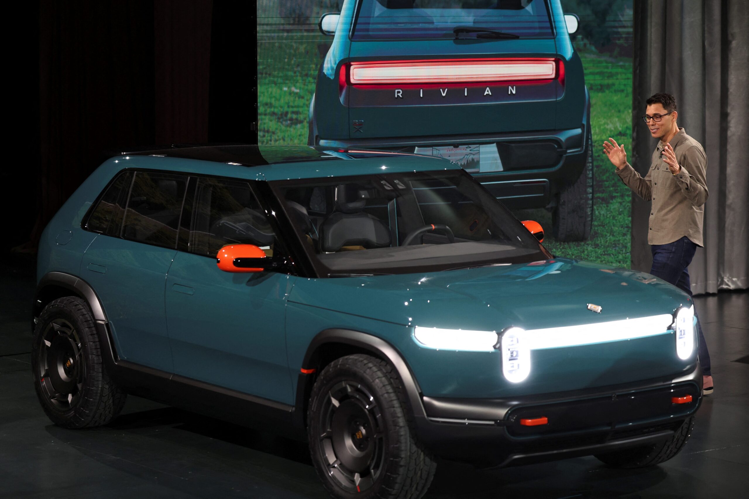 Rivian, RIVN, elektrikli araç, EV, R2 SUV, tedarikçi parkı, Illinois, Normal, üretim, RJ Scaringe, R1S, R1T, ticari van, Georgia tesisi, R3 crossover, teslimatlar, Claire McDonough, tarifeler, Donald Trump, otomobil parçaları, tedarik zinciri
