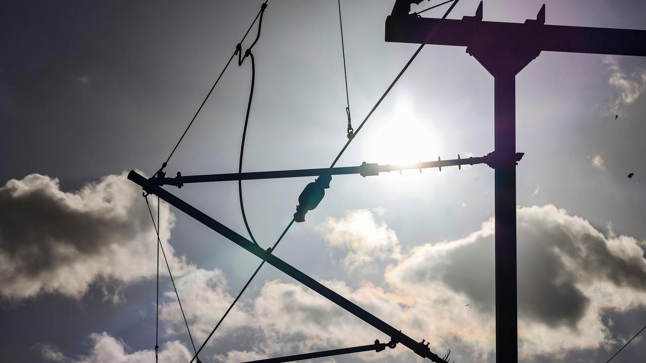 Demiryolu elektrifikasyonu, Almanya, Oberleitung, Allianz pro Schiene, VDV, tren taşımacılığı, iklim değişikliği, ulaşım, demiryolu ağı, diezel lokomotifler, maliyet-fayda analizi, iklim ve dönüşüm fonu, sınır ötesi ulaşım, askeri taşımacılık, Polonya, Çek Cumhuriyeti.
