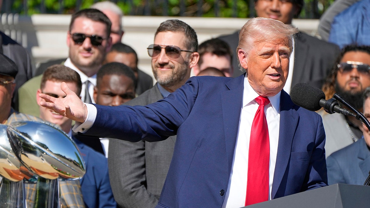 Here are some meta keywords in Turkish for the provided article, optimized for search:

Washington Commanders, NFL Draft, 2027 NFL Draft, Washington D.C., Donald Trump, Josh Harris, RFK Stadyumu, Milli Park, NFL Draft Tarihi, NFL Draft Yerleri, Amerikan Futbolu, Spor Haberleri, Fox News Spor, Washington Commanders Stadyumu, Amerikan Futbol Ligi, Green Bay NFL Draft, Radio City Music Hall, Roger Goodell, NFL Draft Covid, Pittsburgh NFL Draft
