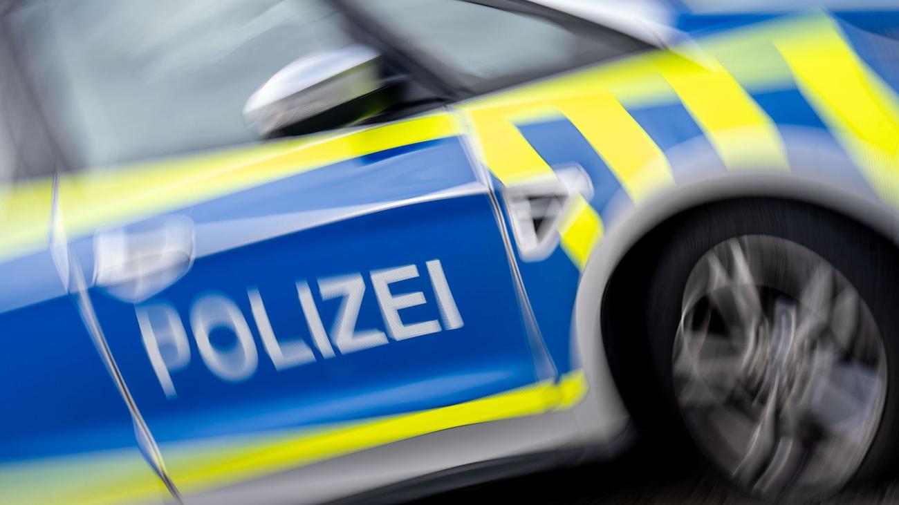 Yanlış polis üniforması, sahte kimlik, ehliyetsizlik, Offenbach, Amtsanmaßung, direnç, trafik sarhoşluğu, ehliyetsiz araç kullanma, sahtecilik, suç, polis, Frankfurt Havaalanı, alışveriş merkezi, uyuşturucu, sahte idrar, soruşturma
