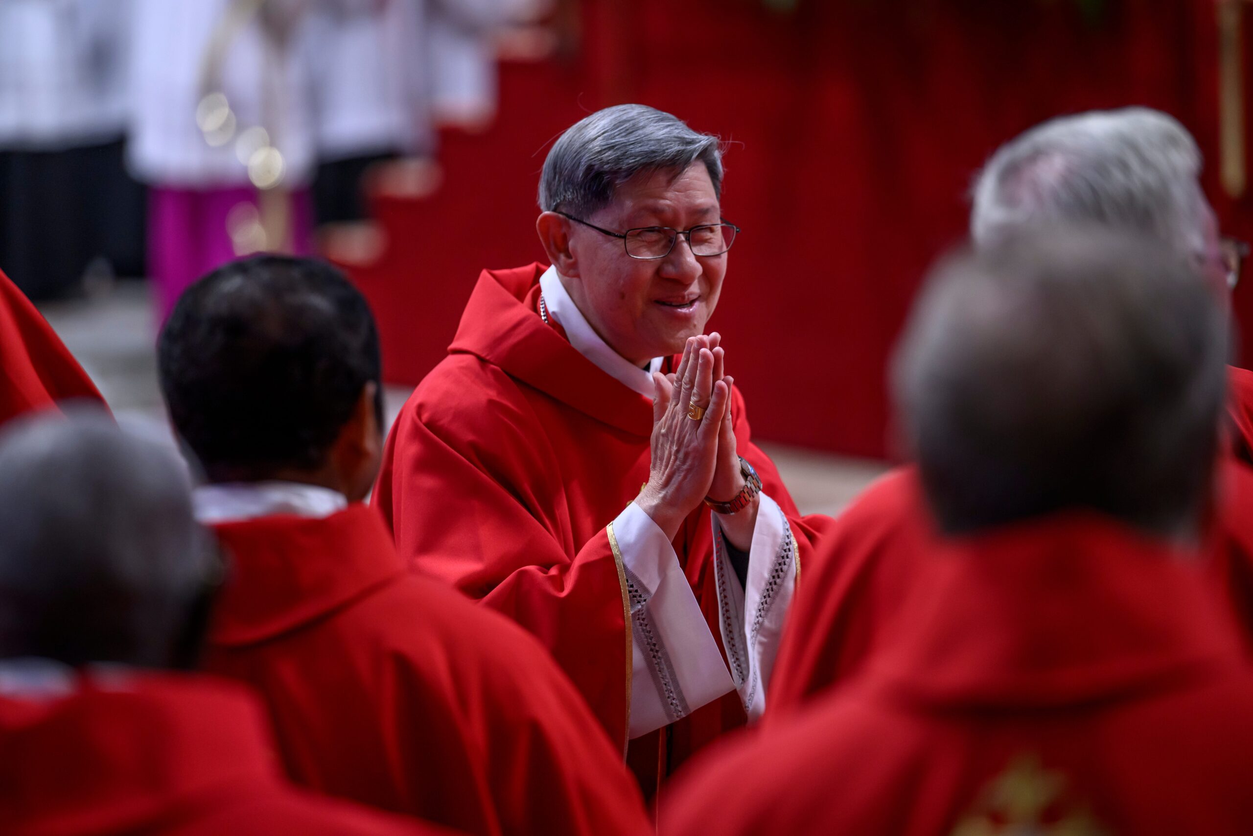 Papa Francis, Kardinal Luis Antonio Gokim Tagle, Filipinler, Güneydoğu Asya, Katolik Kilisesi, Vatikan, Papalık, Dini lider, Filipinli, Asyalı Francis, Sosyal adalet, İlerici, Manila Başpiskoposu, Benedict XVI, Jorge Bergoglio, Misyonerlik, Katolik Üniversitesi, Tagalog, İspanyol kolonisi, Kürtaj, Boşanma, Seminarium, Cizvit, Çevre adaleti, Dinler arası diyalog, Modernlik, Kapsayıcılık, Yönetim becerileri, Skandal, Taciz, Emmanuel Alfonso, Asya, Orta Doğu, Evangelizasyon, Gelişmekte olan ülkeler, Rodrigo Duterte, Uyuşturucu savaşı, Filipin Katolik piskoposlar konferansı, Papalık ziyareti, Kitleler
