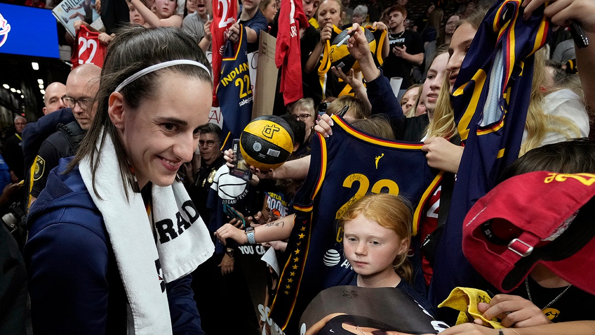 Caitlin Clark, Lisa Leslie, Indiana Fever, WNBA, Kadın Basketbol, Şampiyonluk, Transferler, Koç, Olimpiyatlar, Sydney Colson, Sophie Cunningham, DeWanna Bonner, Stephanie White, Kelsey Mitchell, Aliyah Boston, Natasha Howard, Lexie Hull, Sezon Öncesi, Chicago Sky, Caitlin Clark etkisi, WNBA popülaritesi, Spor Haberleri, Basketbol, Basketbol takımı, All-Star Maçı, WNBA biletleri