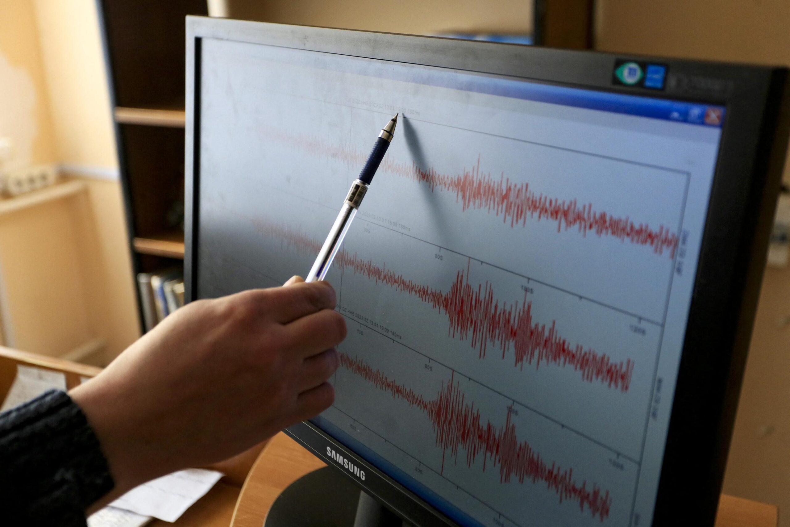 İzere, deprem, sismik olay, Sainte-Marie-d’Alloix, Grésivaudan Vadisi, Savoie, sismolog, Sophie Lambotte, merkez sismoloji bürosu, titreşimler, tanıklar, Goncelin, Theys, Barraux, Chambéry, Saint-Badolph, La Motte-Servolex, itfaiye, hasar, yer hareketi, artçı şoklar, sismik değerlendirme, deprem şiddeti
