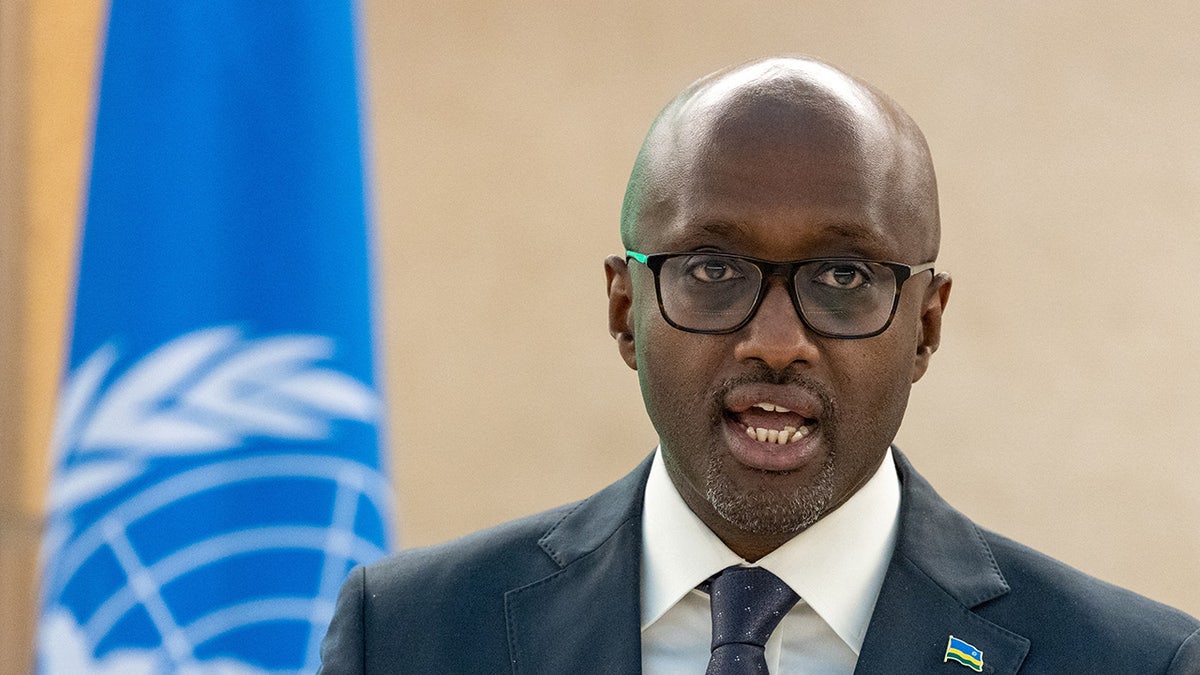 Rwanda, ABD, Göçmenler, Sığınmacılar, Sınır Dışı, Trump Yönetimi, Olivier Nduhungirehe, Marco Rubio, İnsan Hakları, Keir Starmer, Paul Kagame, ABD Dışişleri Bakanlığı, Yasa Dışı Göç, Diplomatik İlişkiler, Üçüncü Ülkeler, Cezaevleri, Keyfi Tutuklama, Transnasyonel Baskı, İngiltere, Anlaşma, Fox News, Jeffrey Clark
