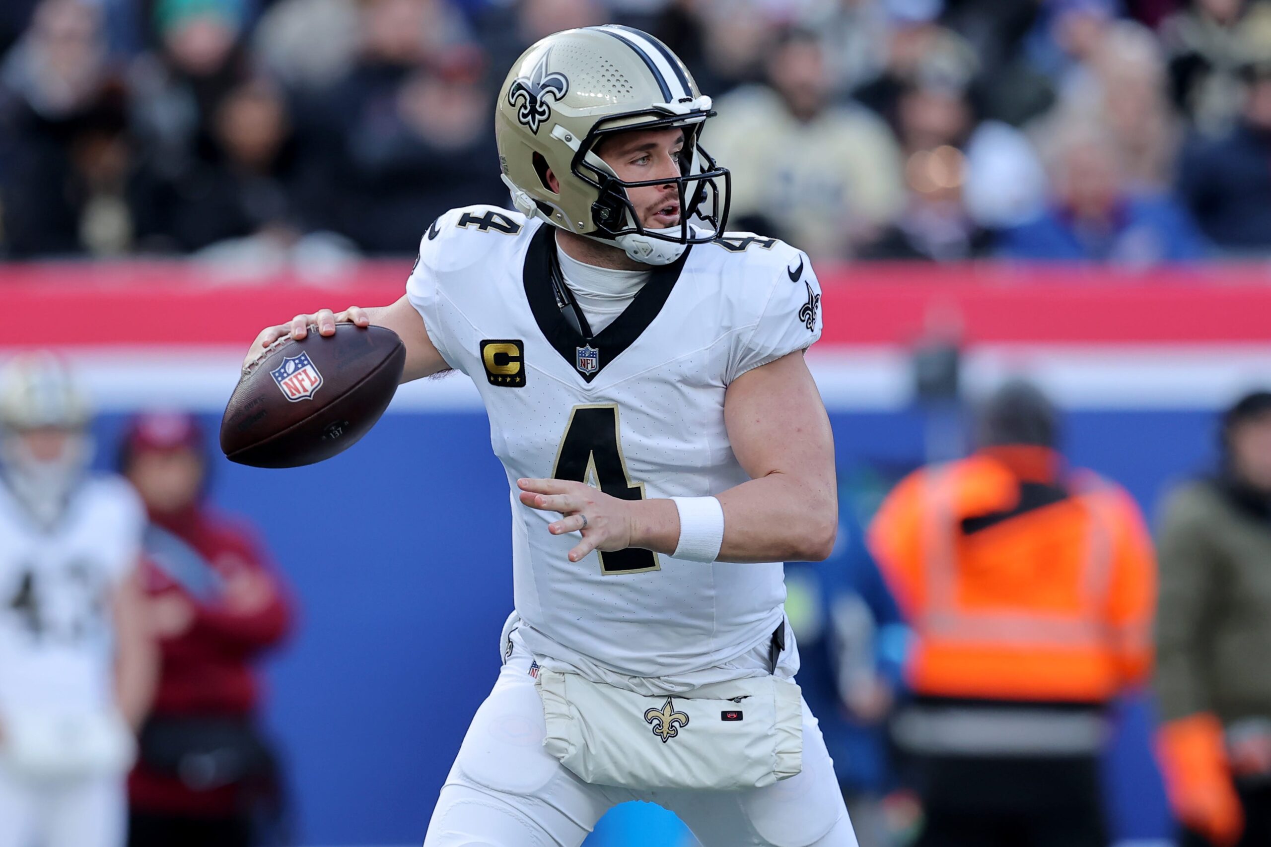 Derek Carr, New Orleans Saints, NFL, omuz sakatlığı, ameliyat, Tyler Shough, Kellen Moore, 2025 NFL Draft, dedikodular, ESPN, Jane Slater, Alvin Kamara, sakatlık güncellemesi, quarterback, NFL offseason, New York Giants, Week 14, MRI, gelecek, meta
