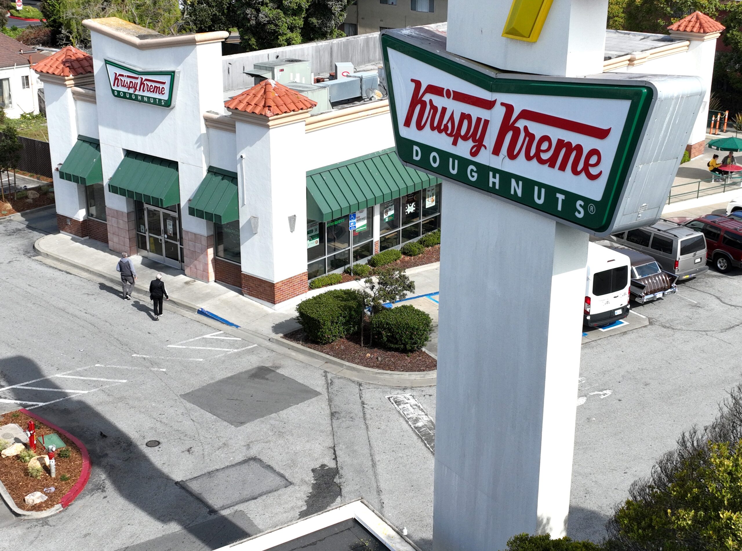 krispy kreme, real id, bedava donut, 7 Mayıs, anneler günü, mini donutlar, promosyon, indirim, dmk, uçuş, kimlik, güvenlik, dave skena, amaris encinas, mary walrath-holdridge, gabe hauari
